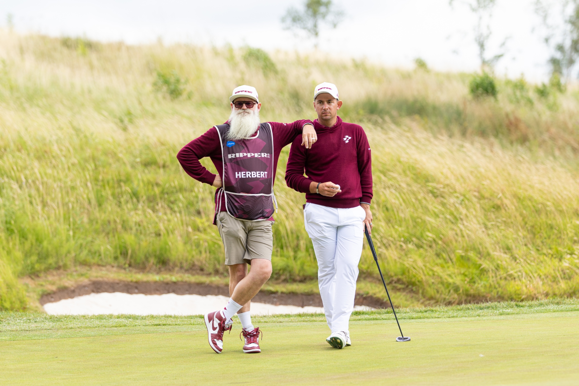 Lucas Herbert (30) junto a su caddie, Nick Pugh
