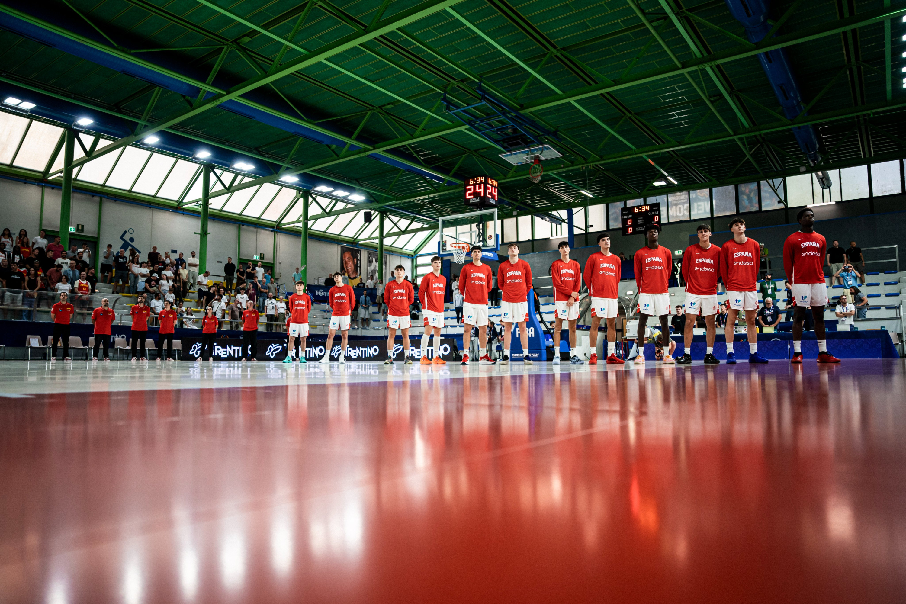 The Spanish team, while listening to pre-match anthems.