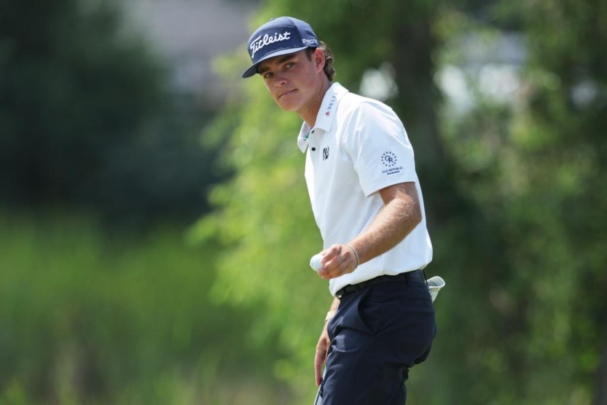Jackson Koivun (21) celebra un birdie en la ronda final
