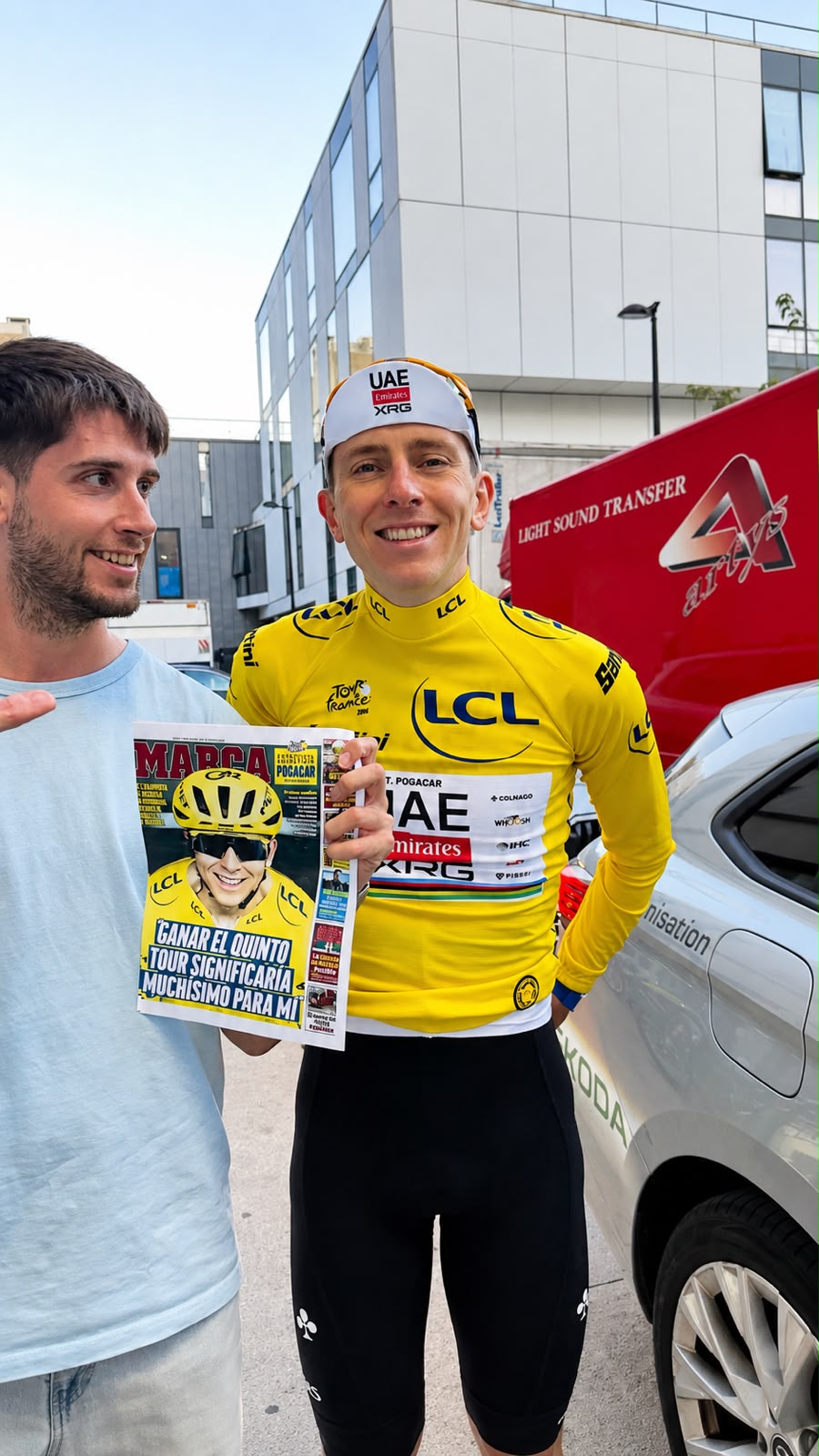 Tadej Pogacar, avec le rédacteur en chef de MARCA Daniel García à Paris après avoir remporté son cinquième Tour de France et posé avec la « couverture » de jeudi dernier dans laquelle il jouait.