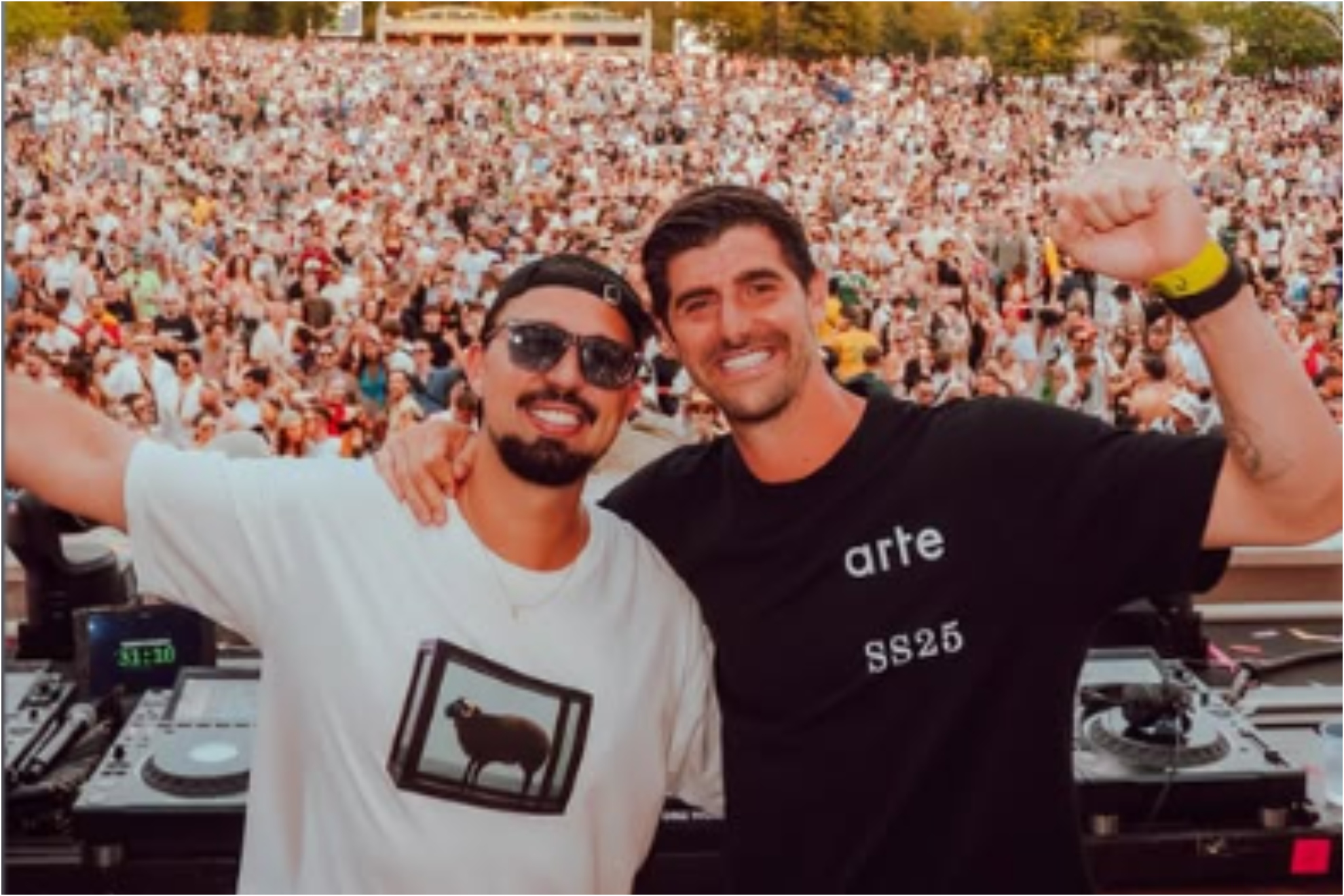 El dj Sonny Fodera posa con Courtois