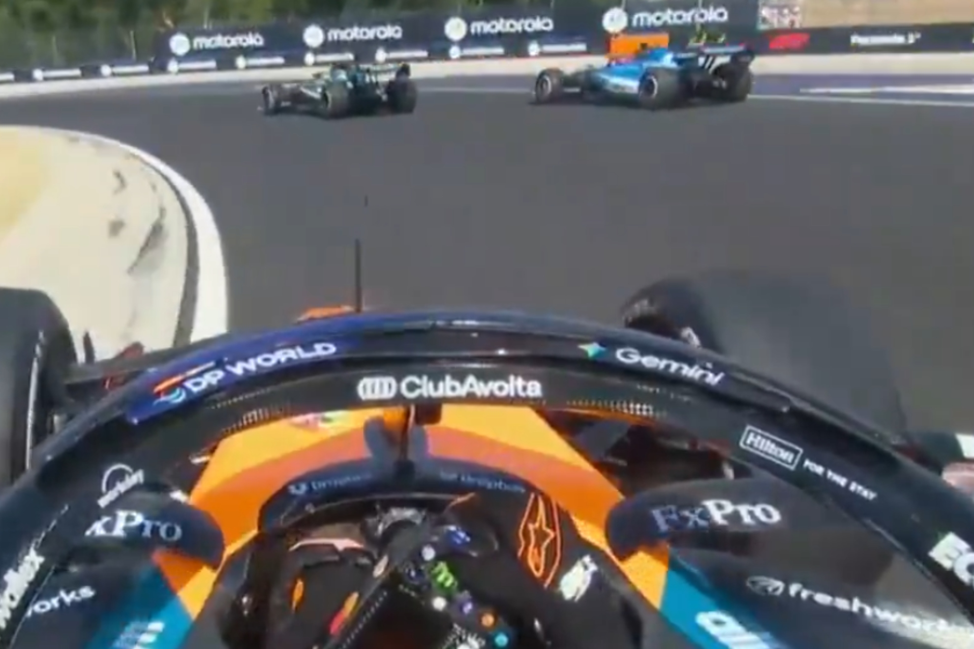 Lucha entre Alonso y Sainz desde el punto de vista de Piastri. CAPTURA DAZNF1