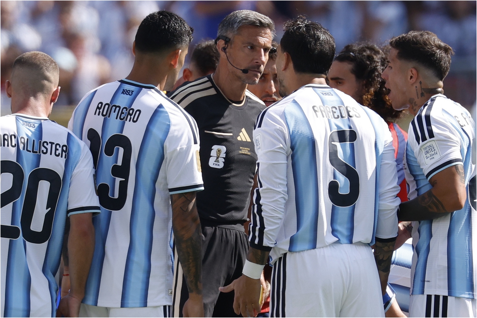 Vincic, ante los jugadores argentinos en la final del Mundial EFE
