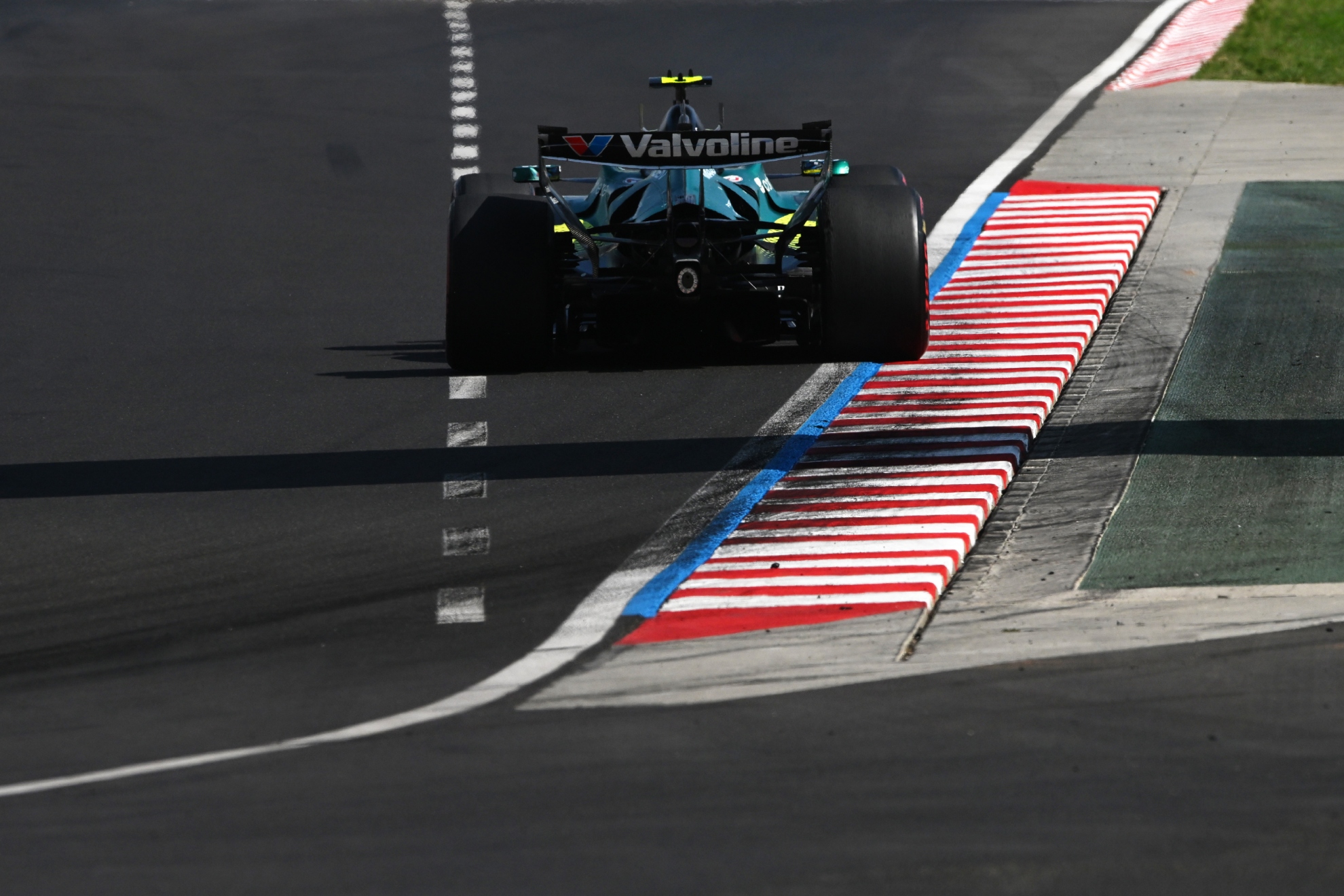 Alonso, con el AMR26B en Hungría. HONDA RACING F1