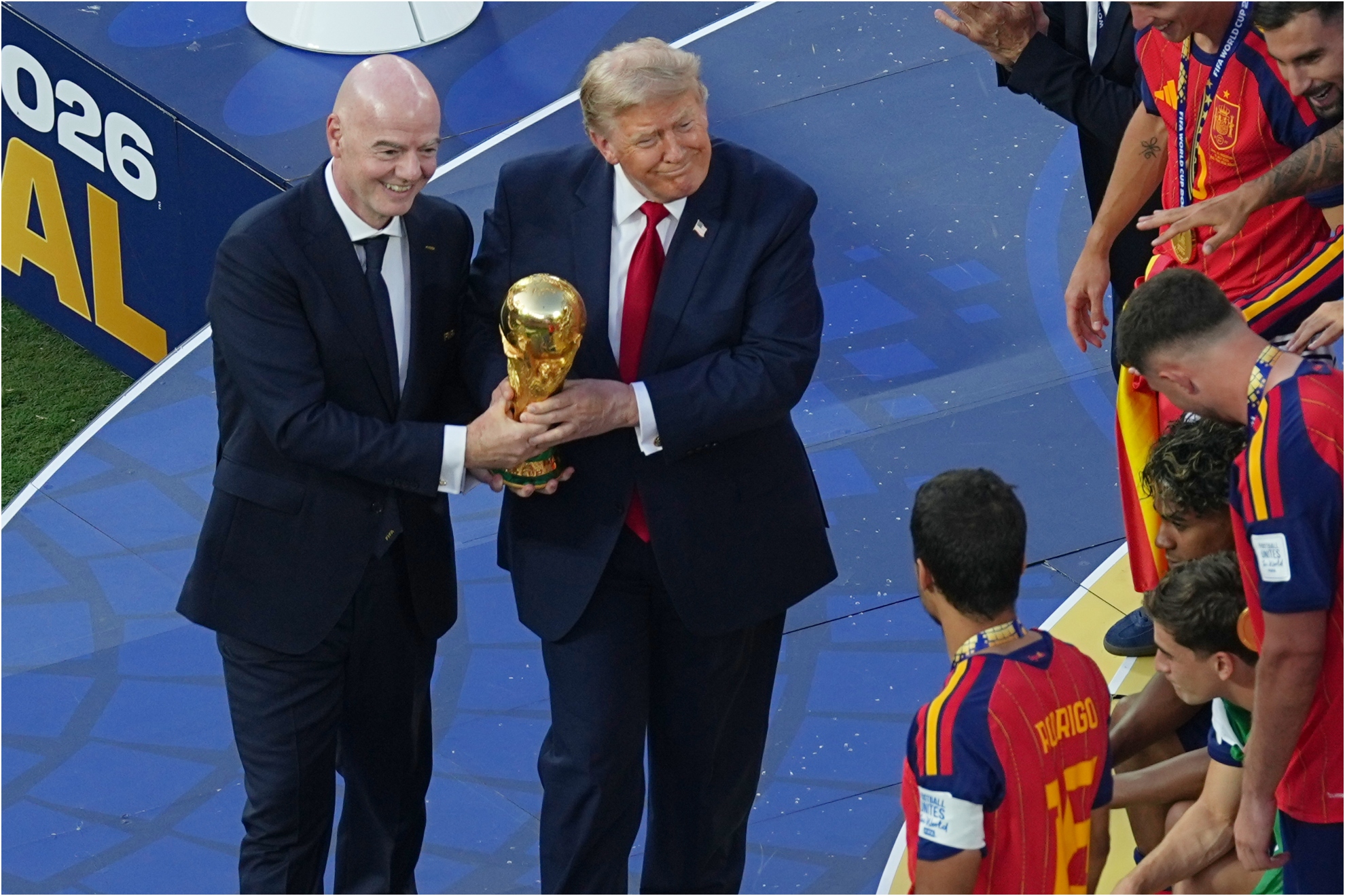 Infantino y Trump, justo antes de darle la copa de campeones del mundo a Rodri.