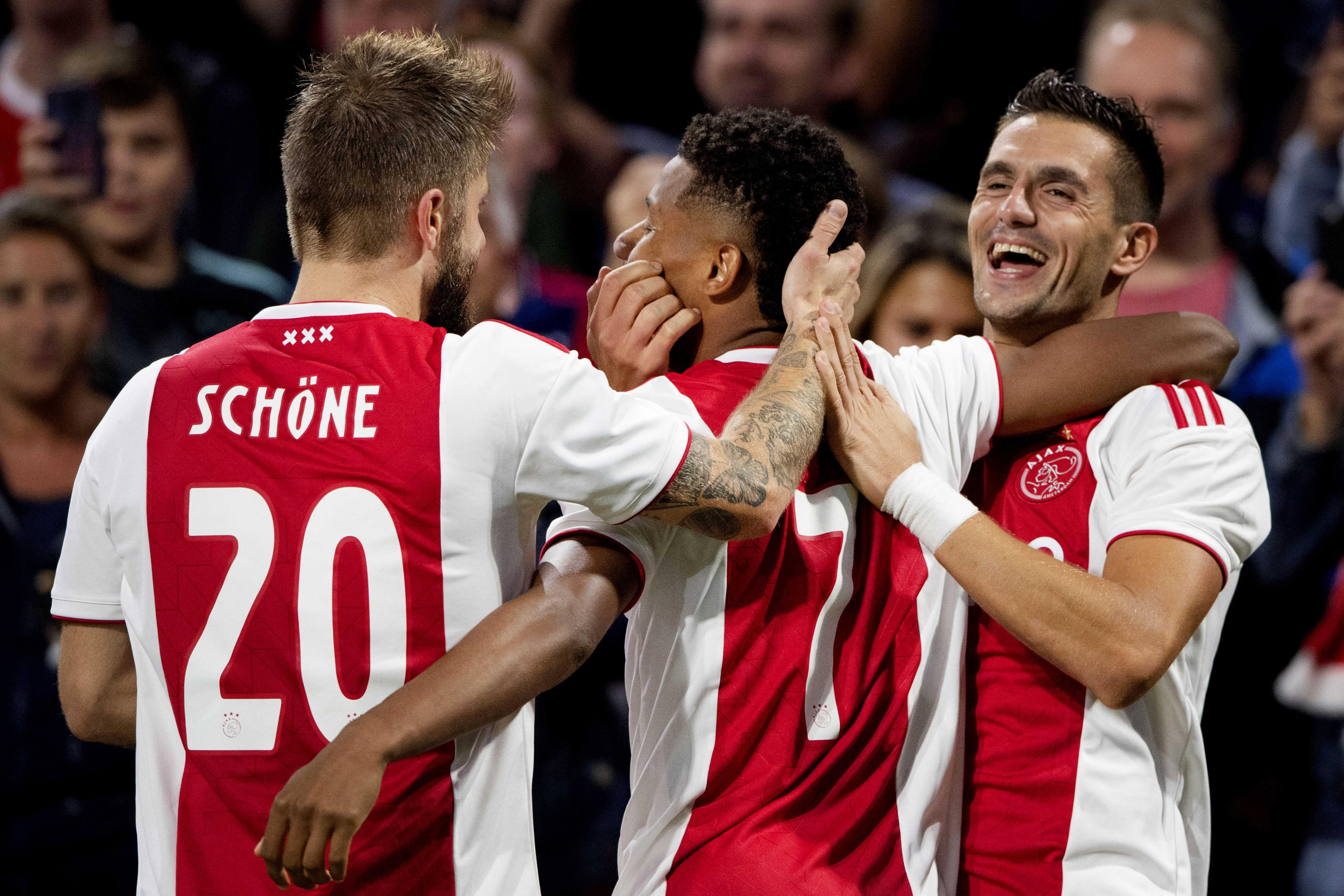 Neres, Schone y Tadic celebran un tanto con el Ajax