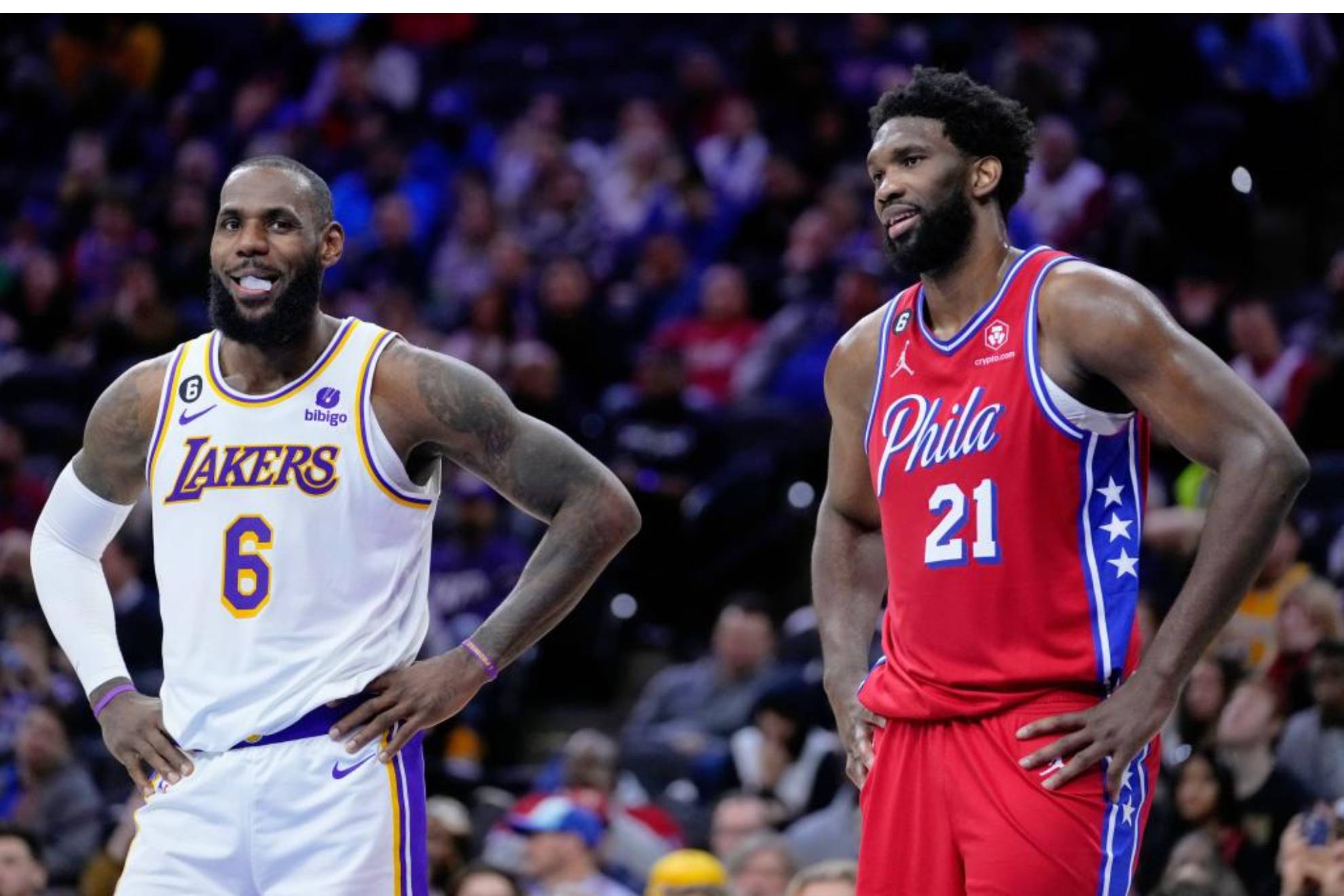 LeBron James y Joel Embiid, durante un partido entre los Lakers y los Sixers.