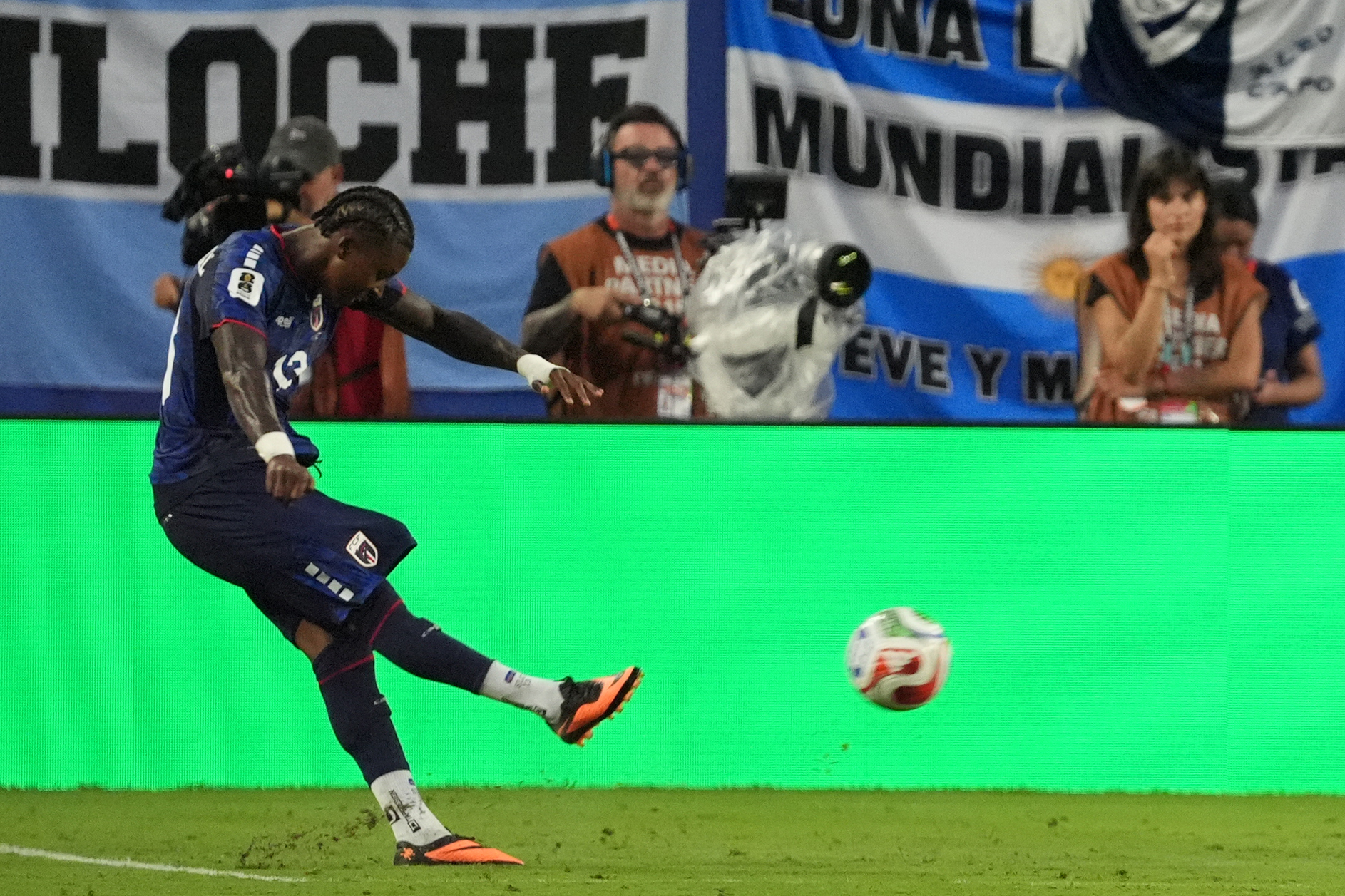 Sidny Lopes Cabral kicks the ball and scores 2-2 against Argentina in the World Cup