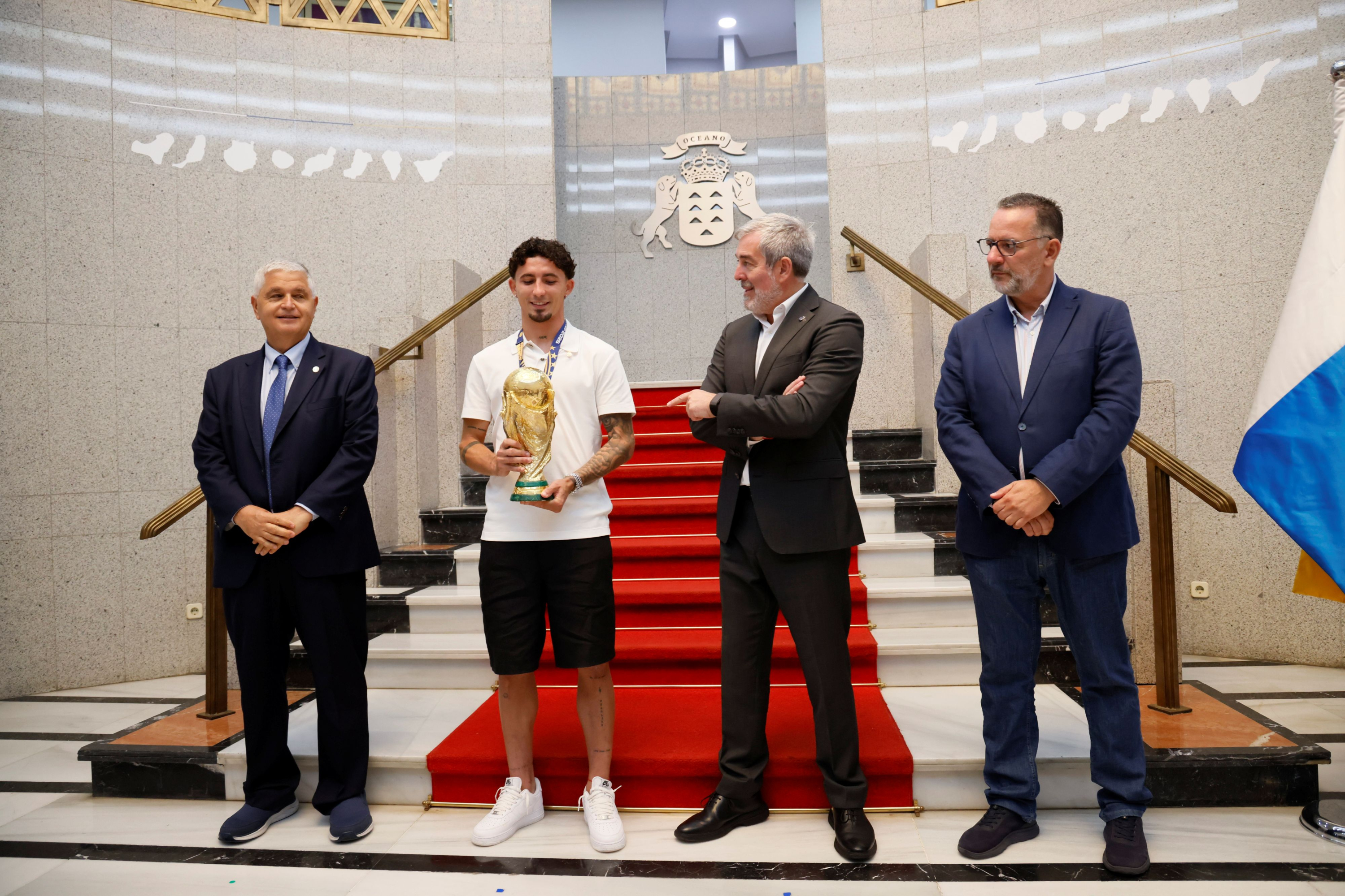 El Gobierno de Canarias rinde tributo a Yéremy Pino tras la histórica conquista del Mundial