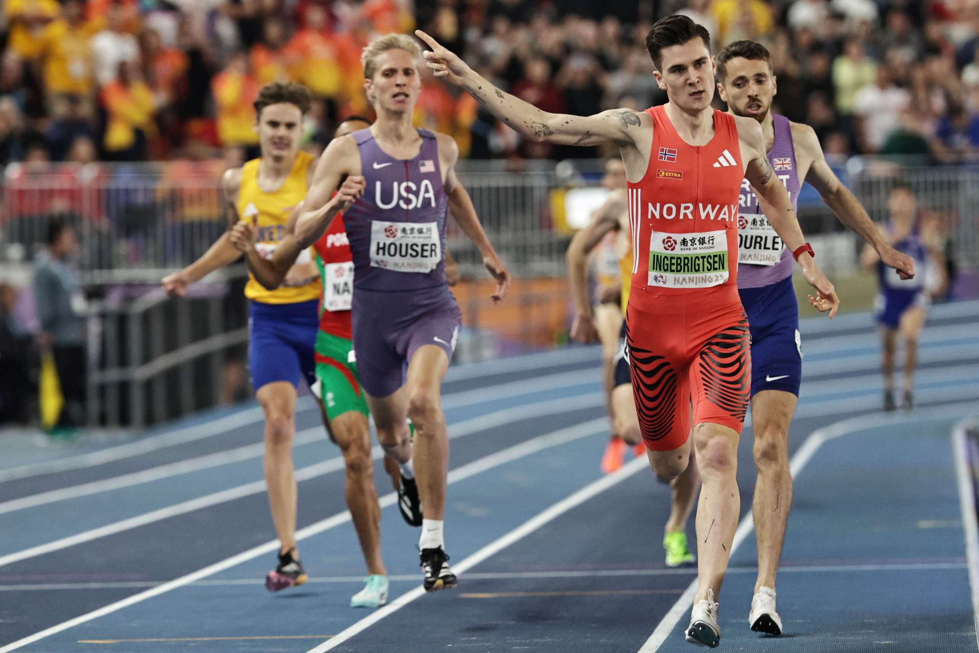 Jakob Ingebrigtsen se impone en los 1.500 metros del Mundial indoor de Nanjing 2025.