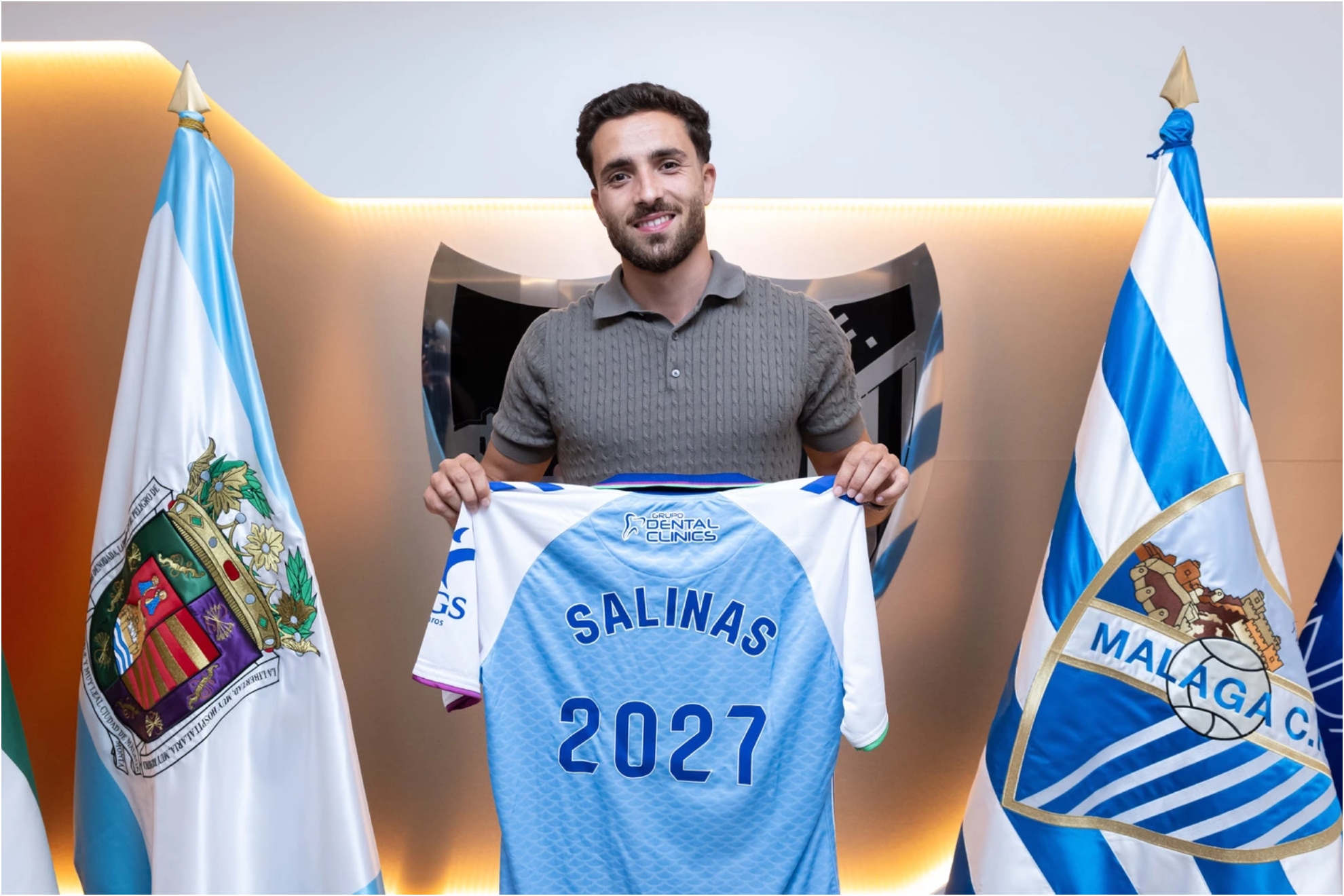 Salinas posando con la camiseta del Málaga.