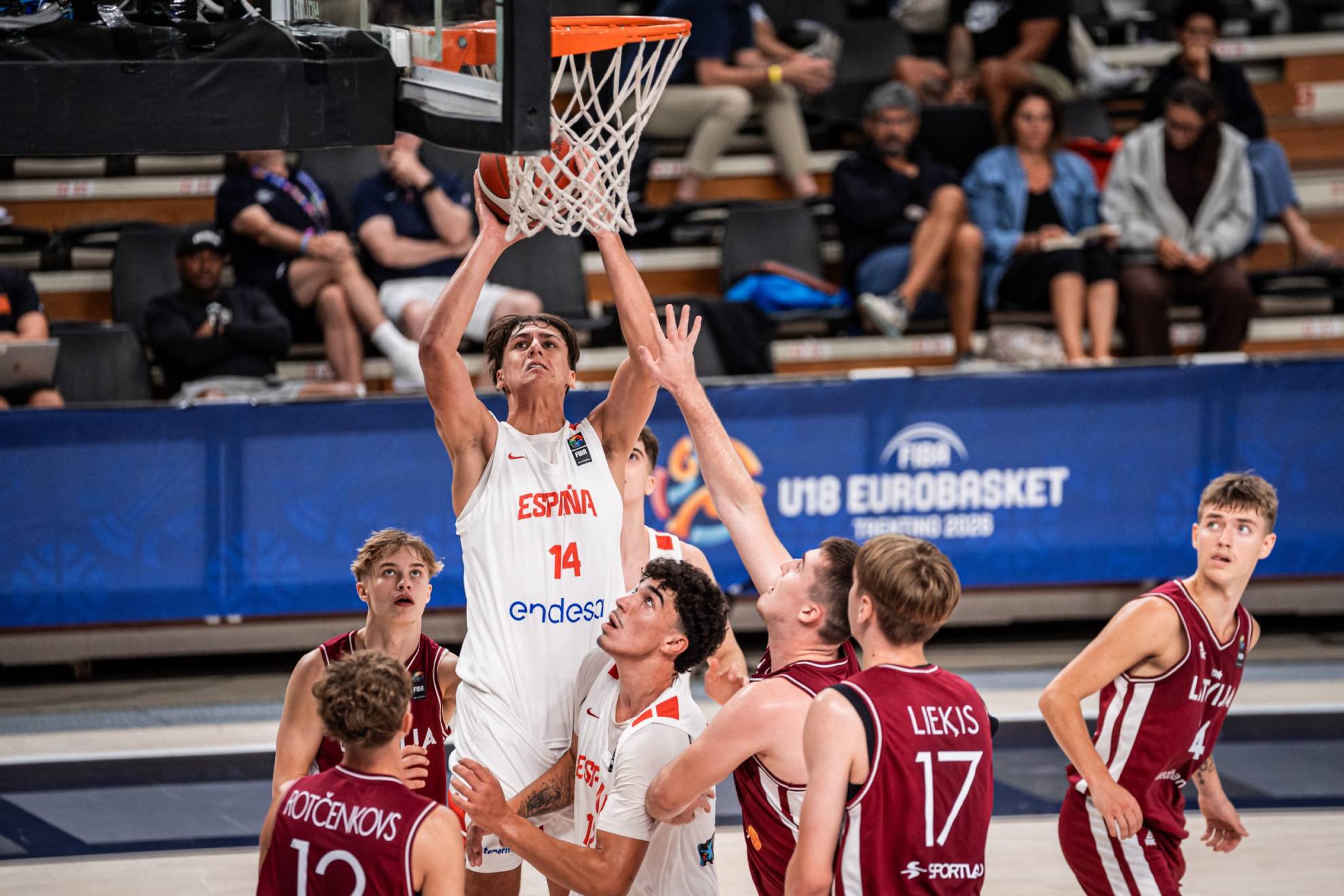 Diego Niebla se eleva para lanzar sobre compañeros y rivales. FIBA