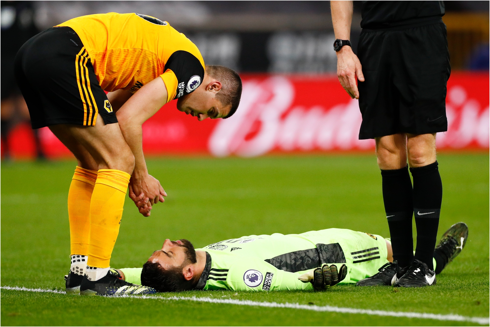 Imagen de archivo del portero de los Wolves, Conor Coady, tendido en el suelo