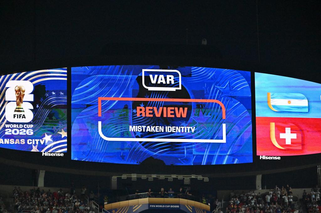 El VAR estudia una identificación errónea durante el partido Argentina - Suiza del Mundial.
