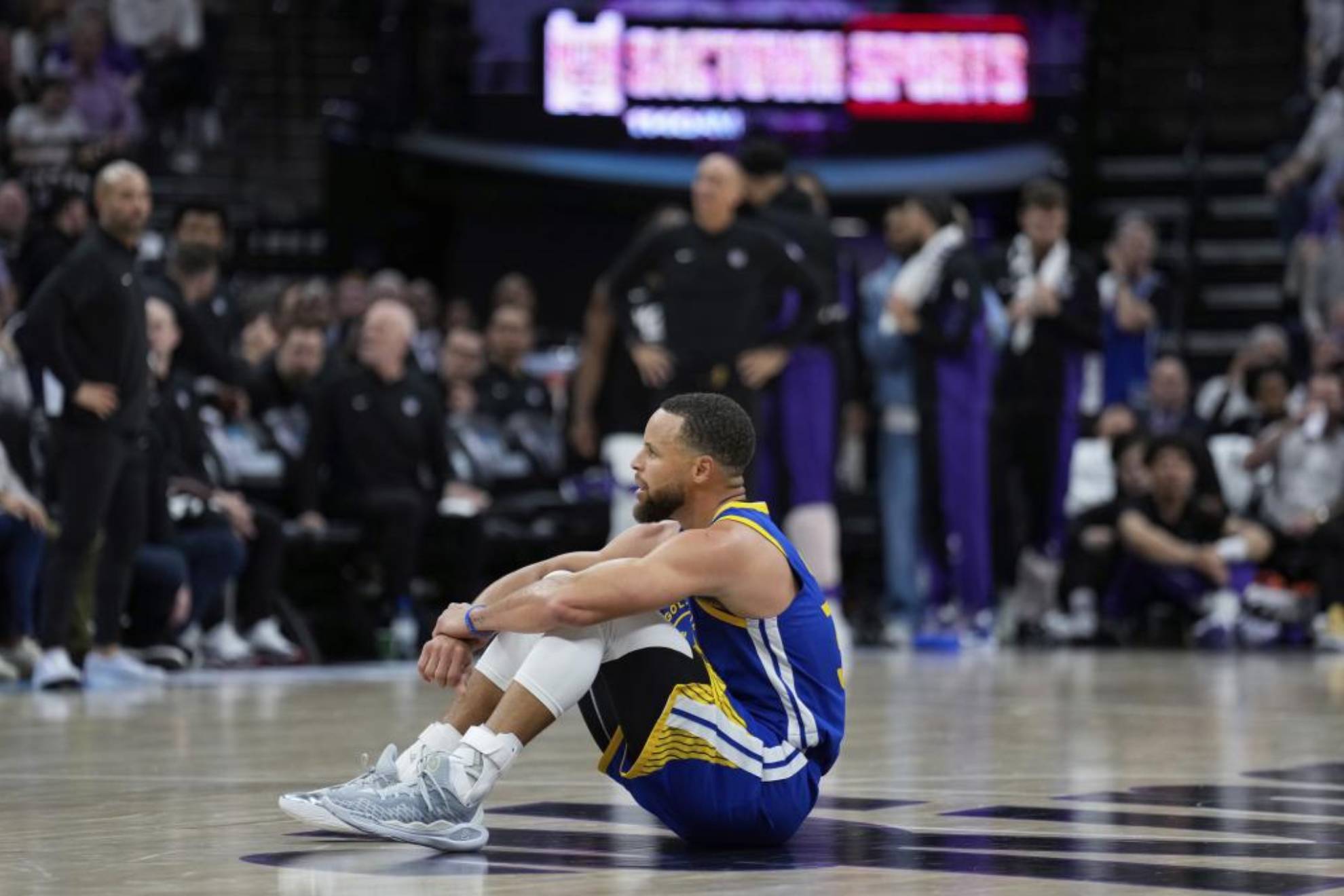 Stephen Curry, sentado en el parqué durante un partido de los Warriors. LAPRESSE
