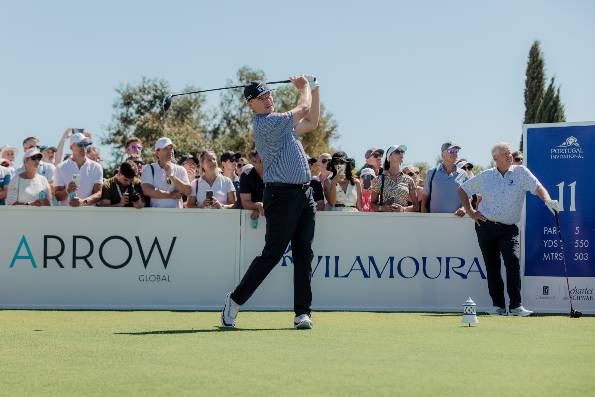 Ernie Els (56) golpea delante de Colin Montgomerie en Vilamoura