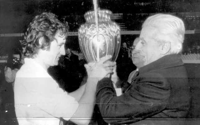 Saura recibe la Supercopa de Europa en Mestalla en 1980.