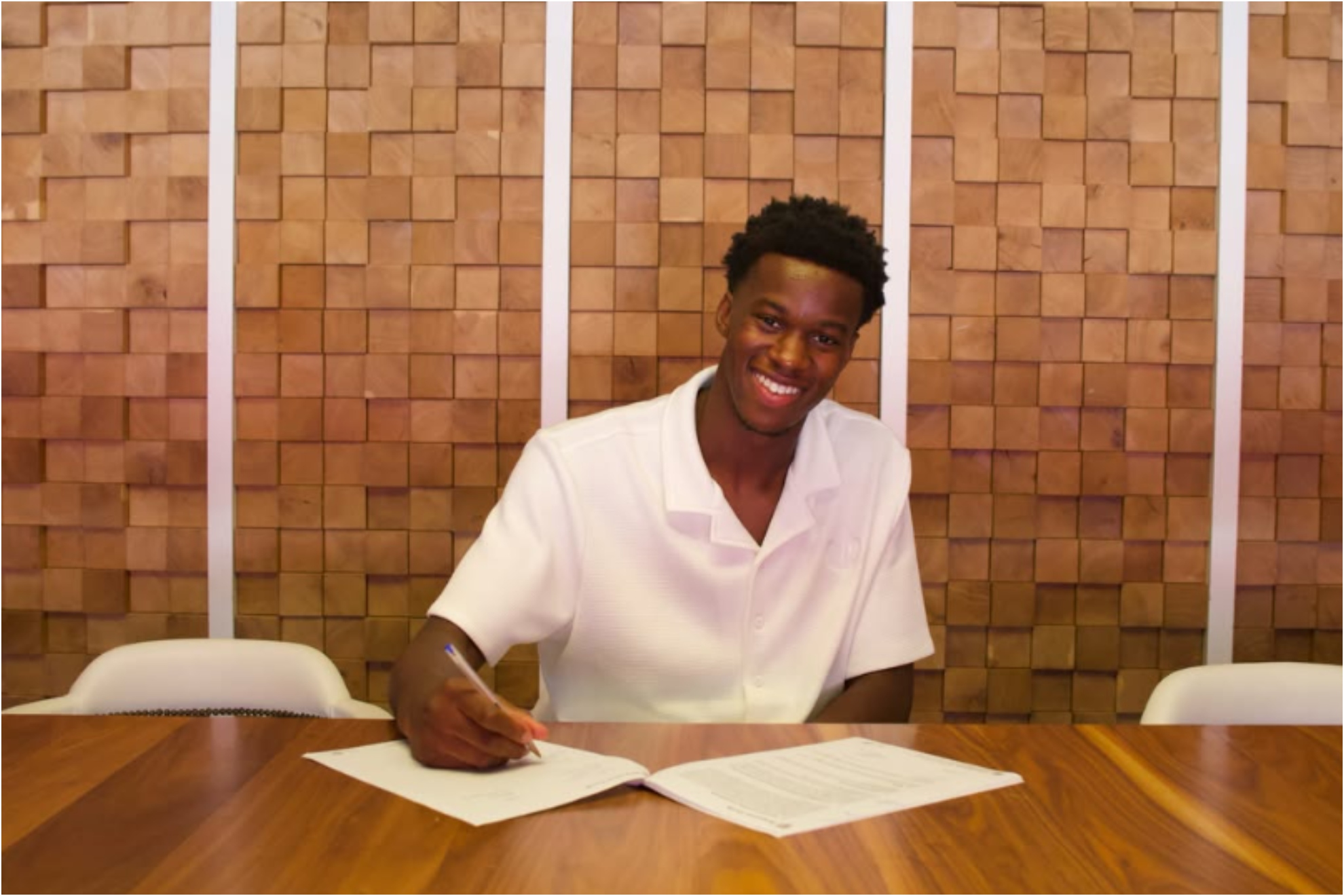 Darlington, durante la firma con el Athletic. darlington_osuxh1