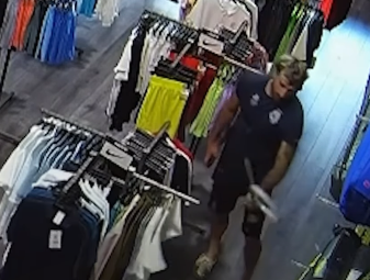 Nicolás en la tienda con una de las raquetas que rompió.