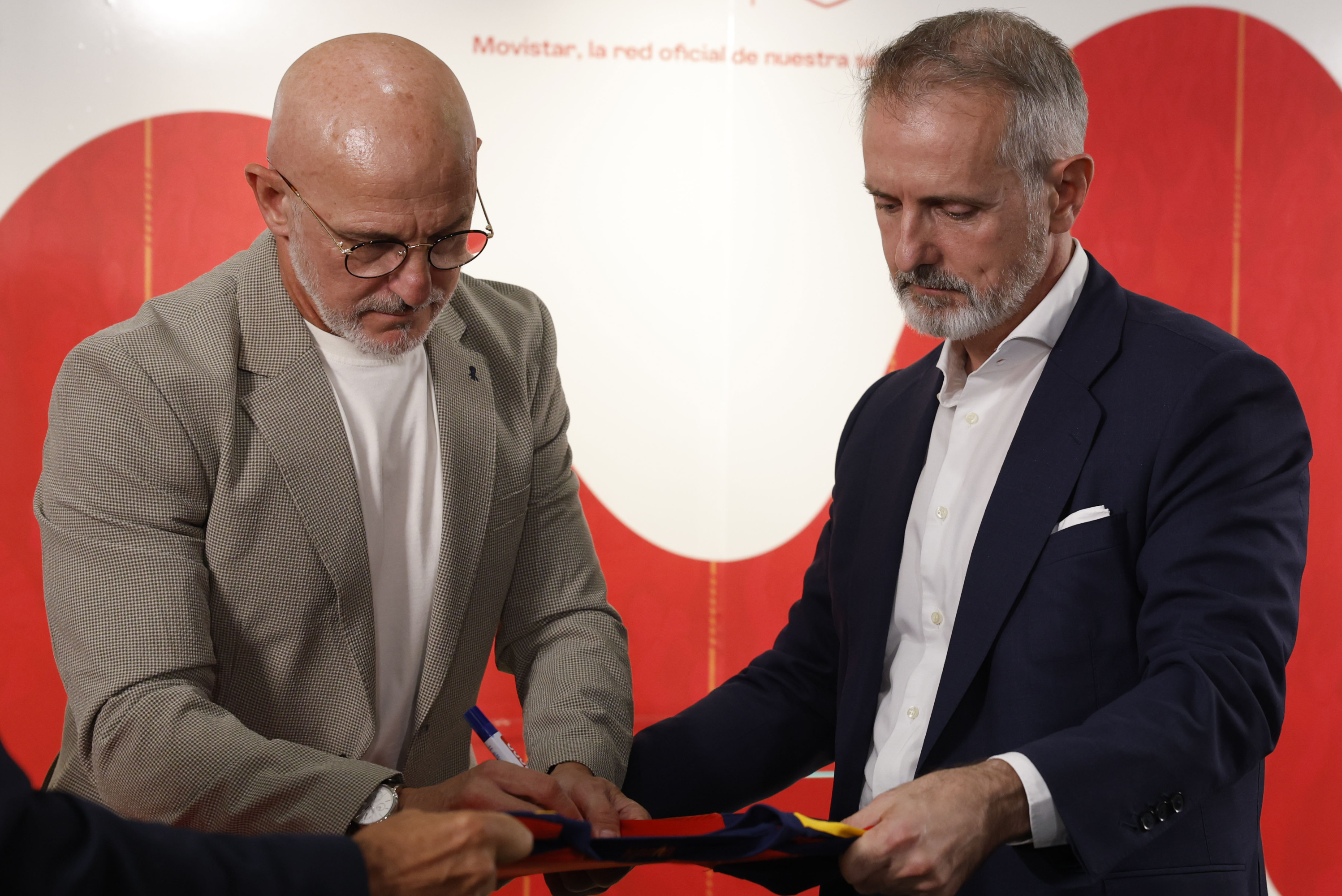 Luis de la Fuente entrega la camiseta.