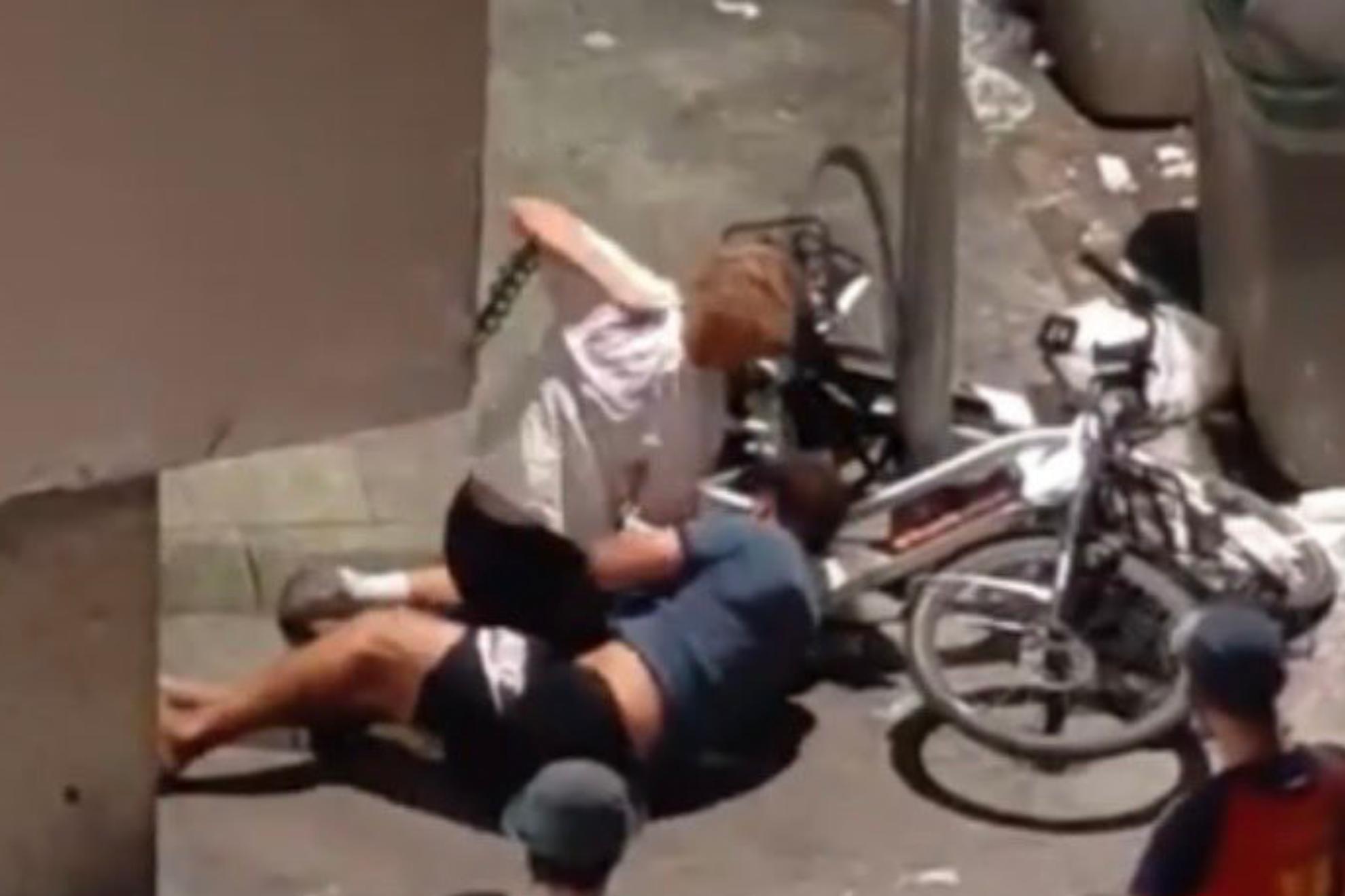 El turista, golpeando a uno de los ladrones que le robó el reloj en Barcelona.