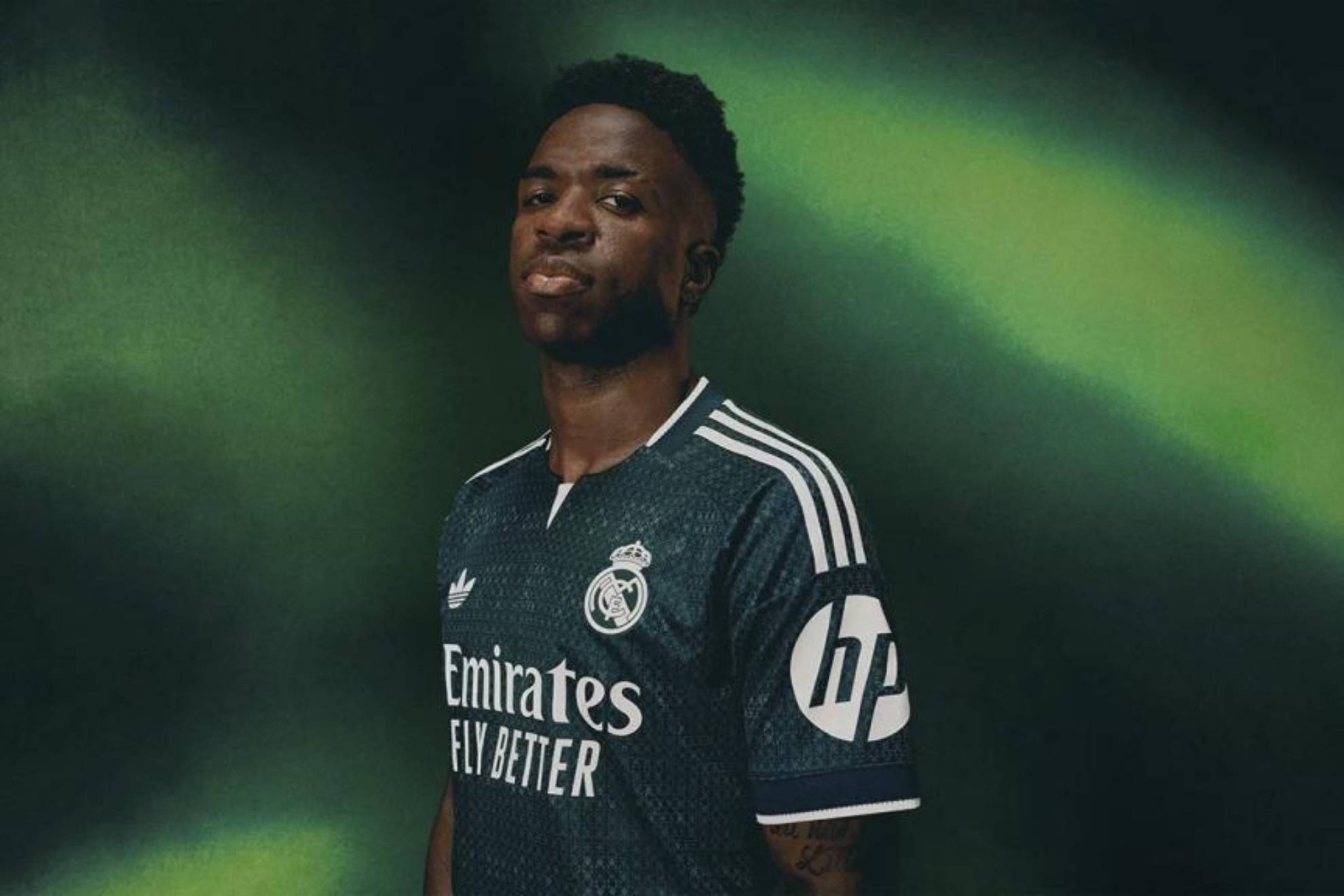 Vinicius, con la segunda equipación del Real Madrid para esta temporada. Realmadrid.com
