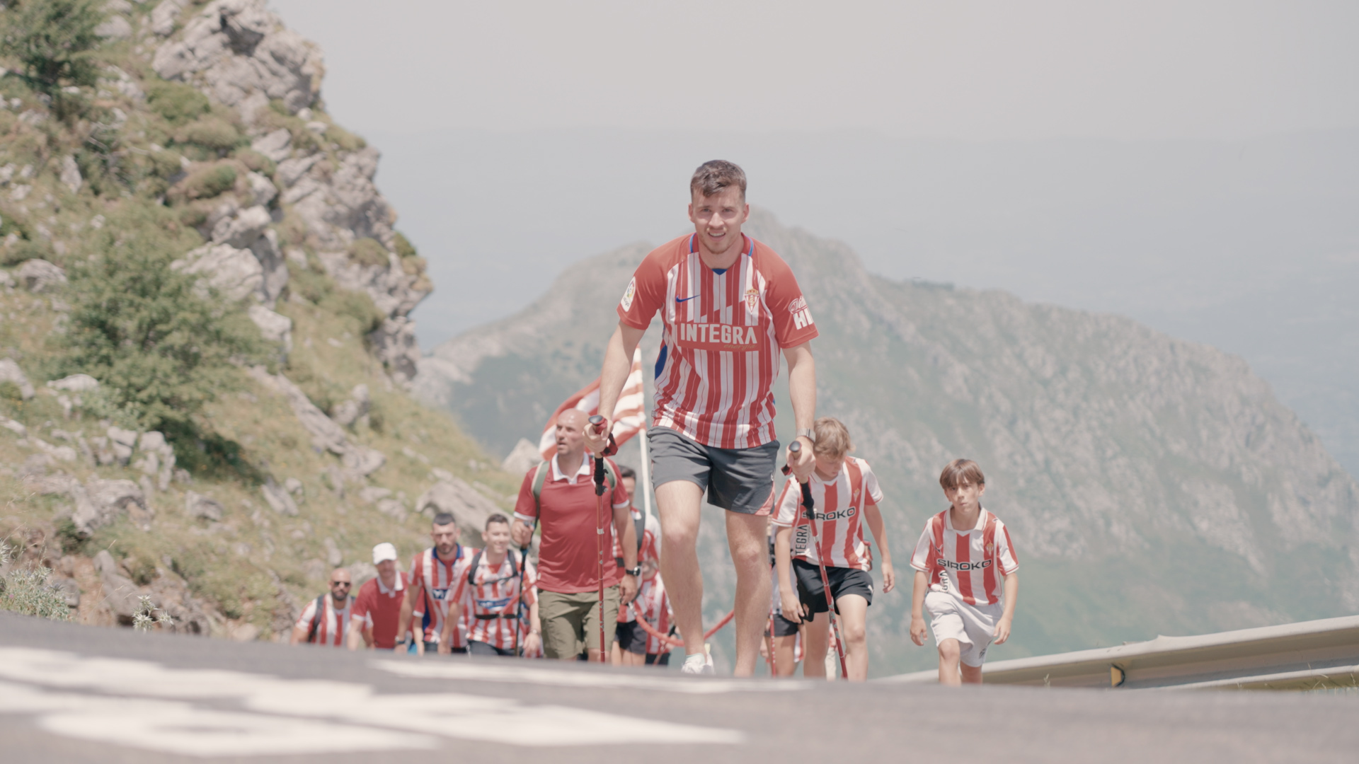 Guille Rosas durante la subida al Angliru en el reto junto a José Luis Capitán