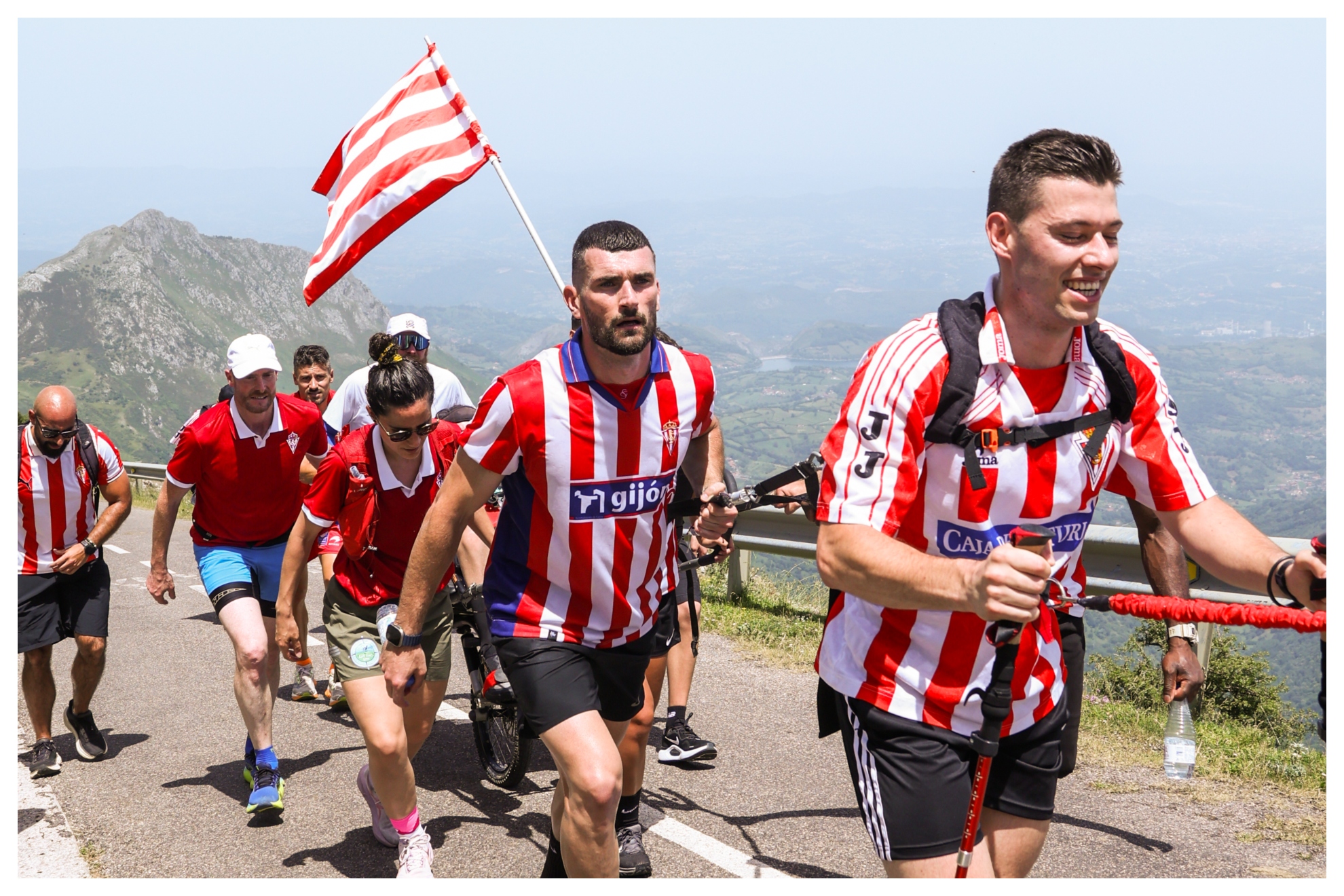 Pablo Vázquez tirando de la silla de José Luis Capitán en la subida al Angliru