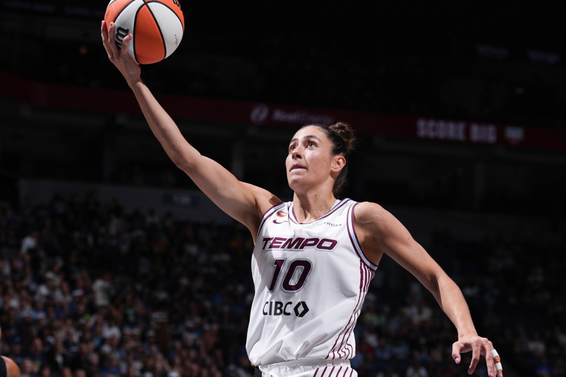 María Conde penetra a canasta durante el partido. WNBA