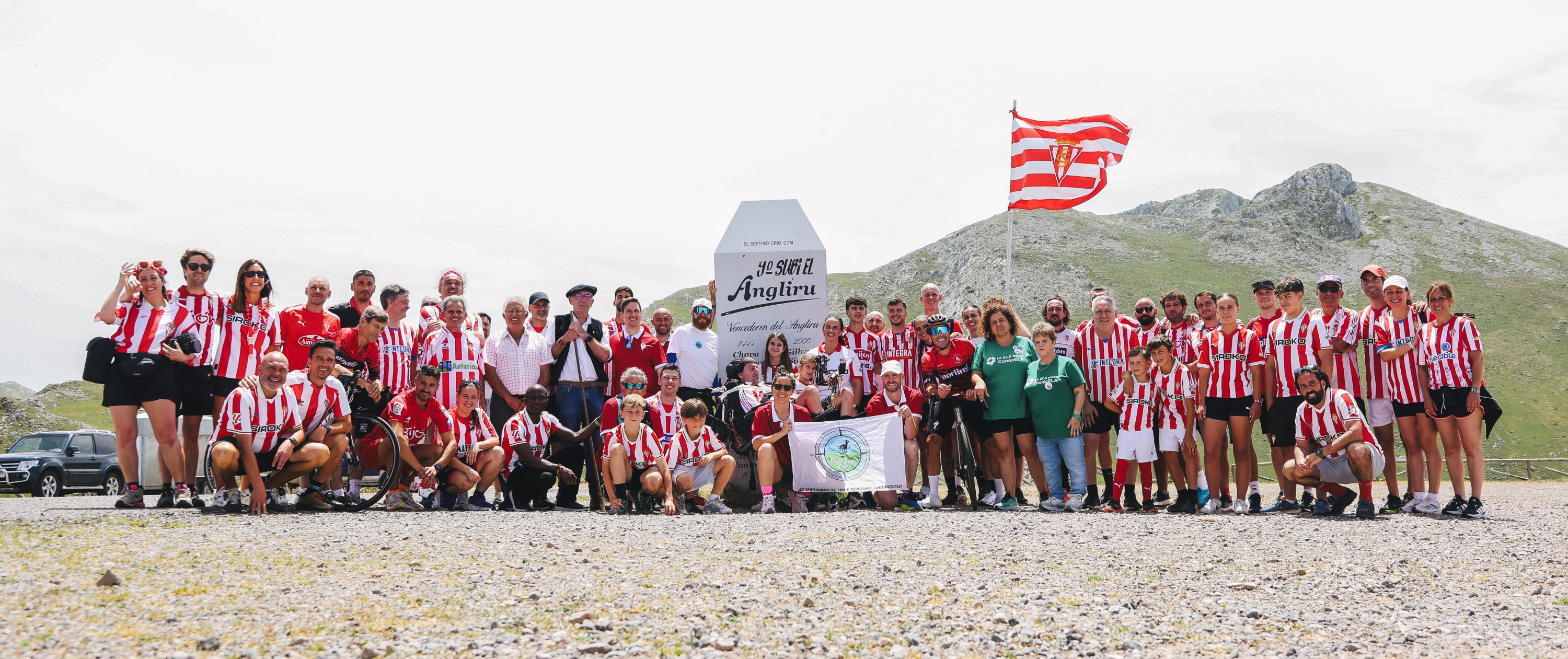 Foto de familia del grupo del Sporting que acompañó a José Luis Capitán hasta la cima del Angliru