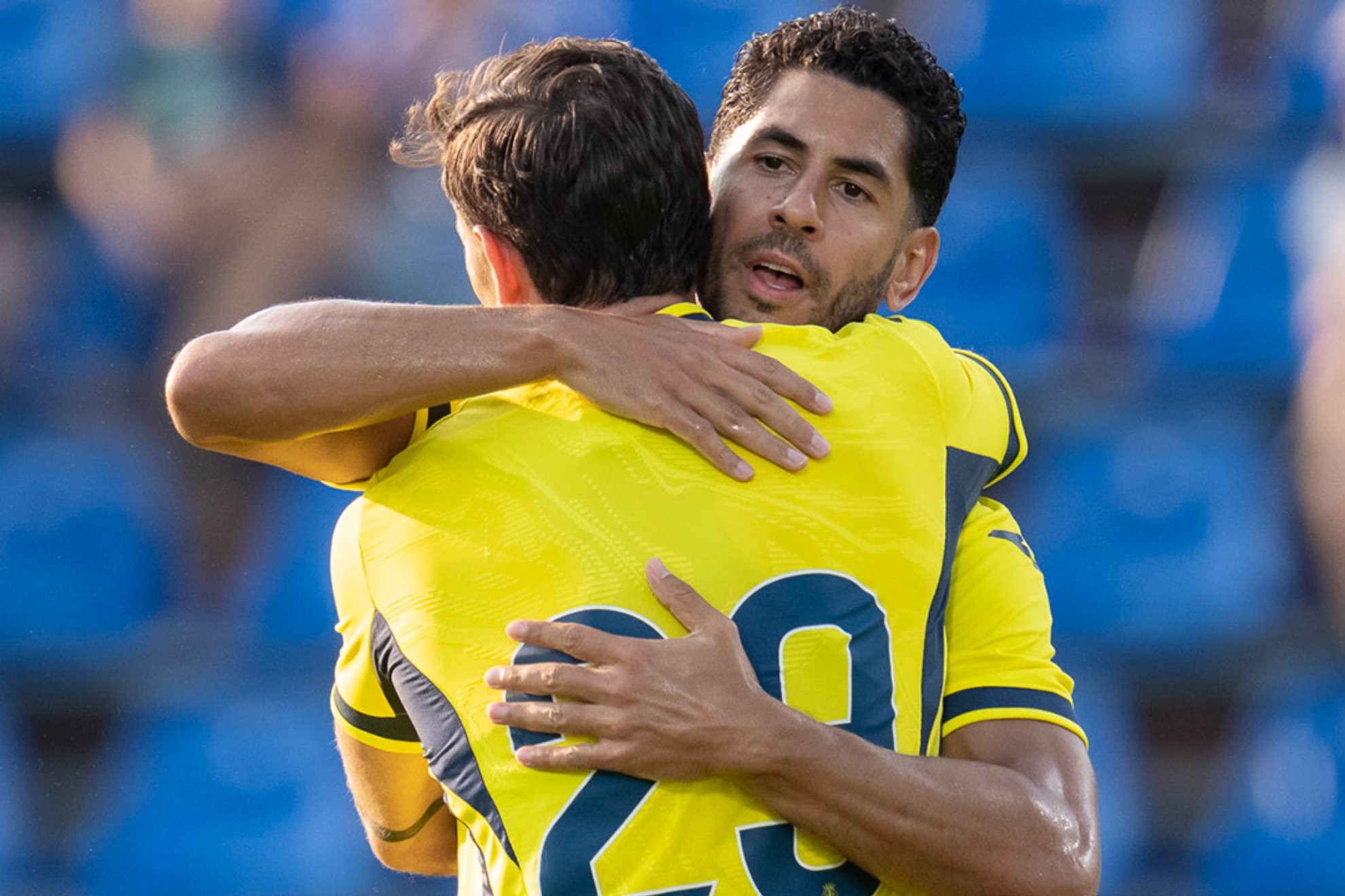Álex Forés y Ayoze Pérez se abrazan para celebrar un tanto ante el Al-Ula Villarreal CF en X