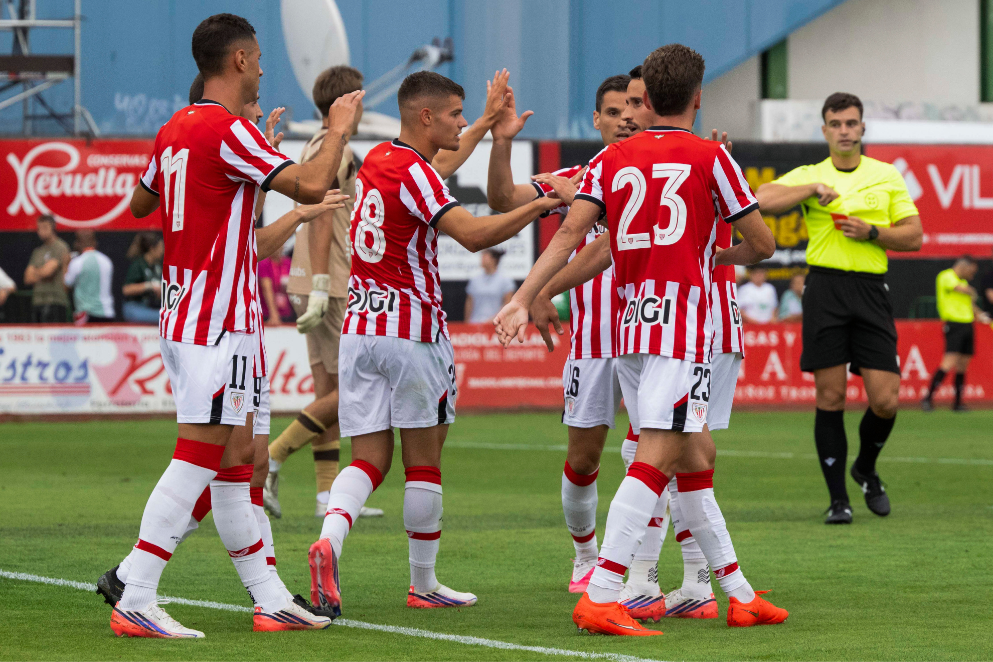 Los jugadores del Athletic celebran un gol ante el Racing de Santander EFE