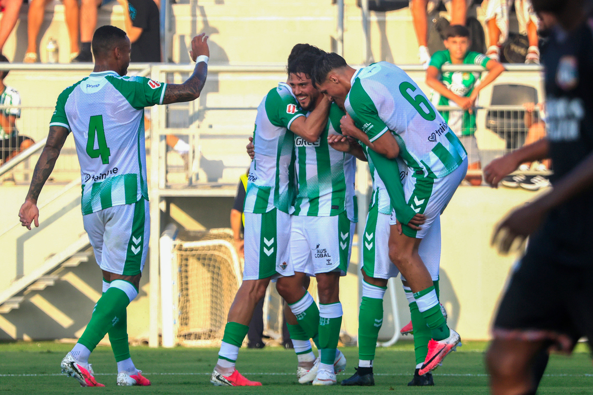 Los jugadores del Betis celebran un gol al Lyon EFE