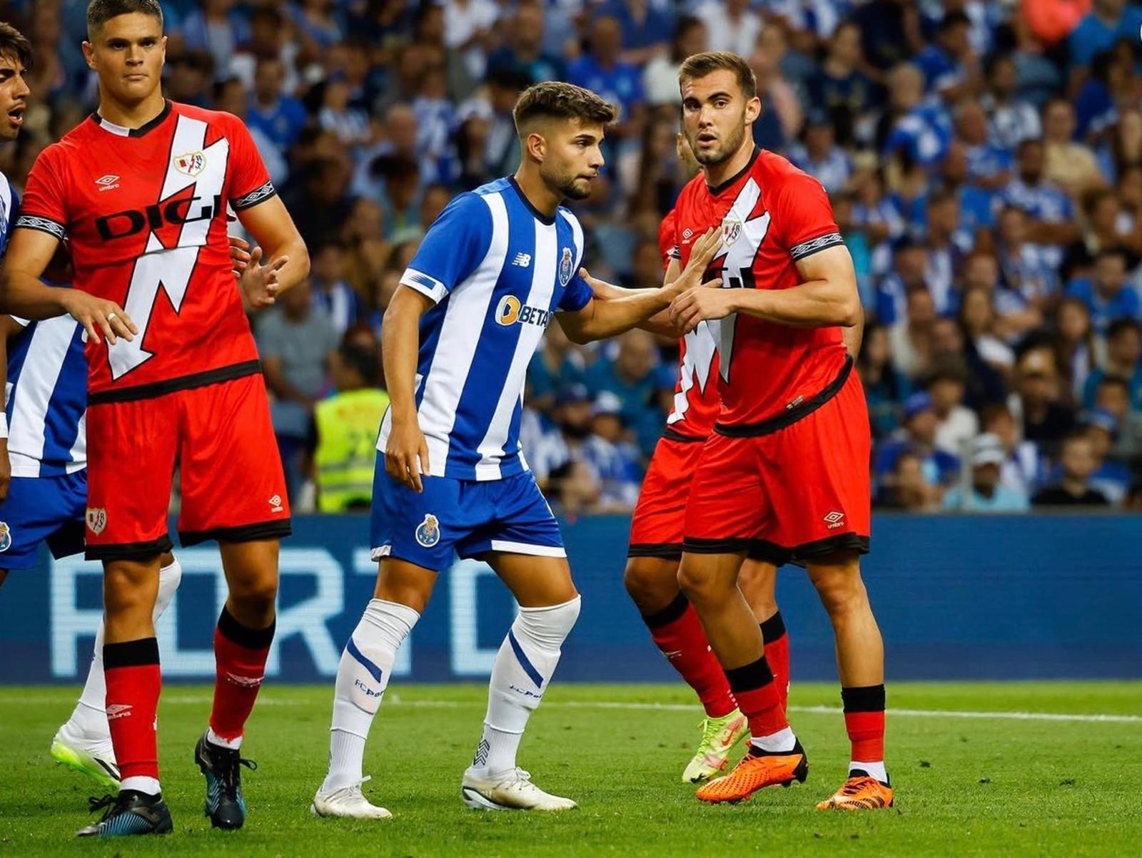 Diego Méndez, durante un partido con el Rayo Vallecano