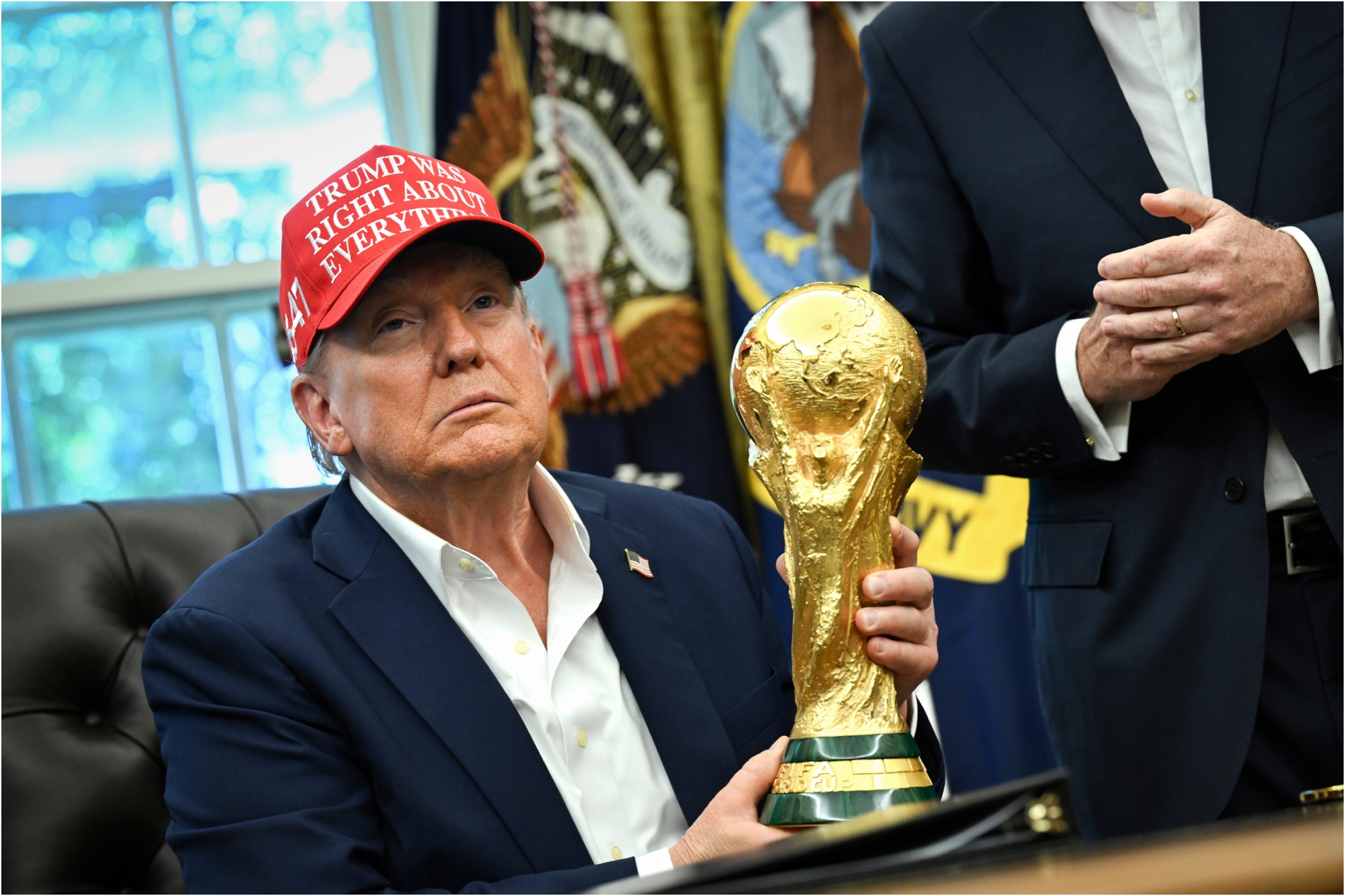 Trump, en el despacho oval con la Copa del Mundo.