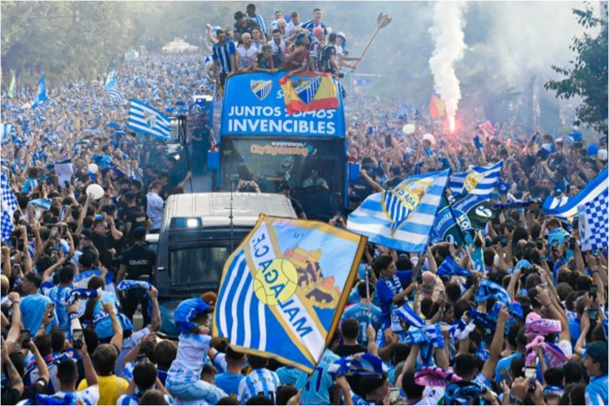 La afición del Málaga celebrando el ascenso. MÁLAGA CF