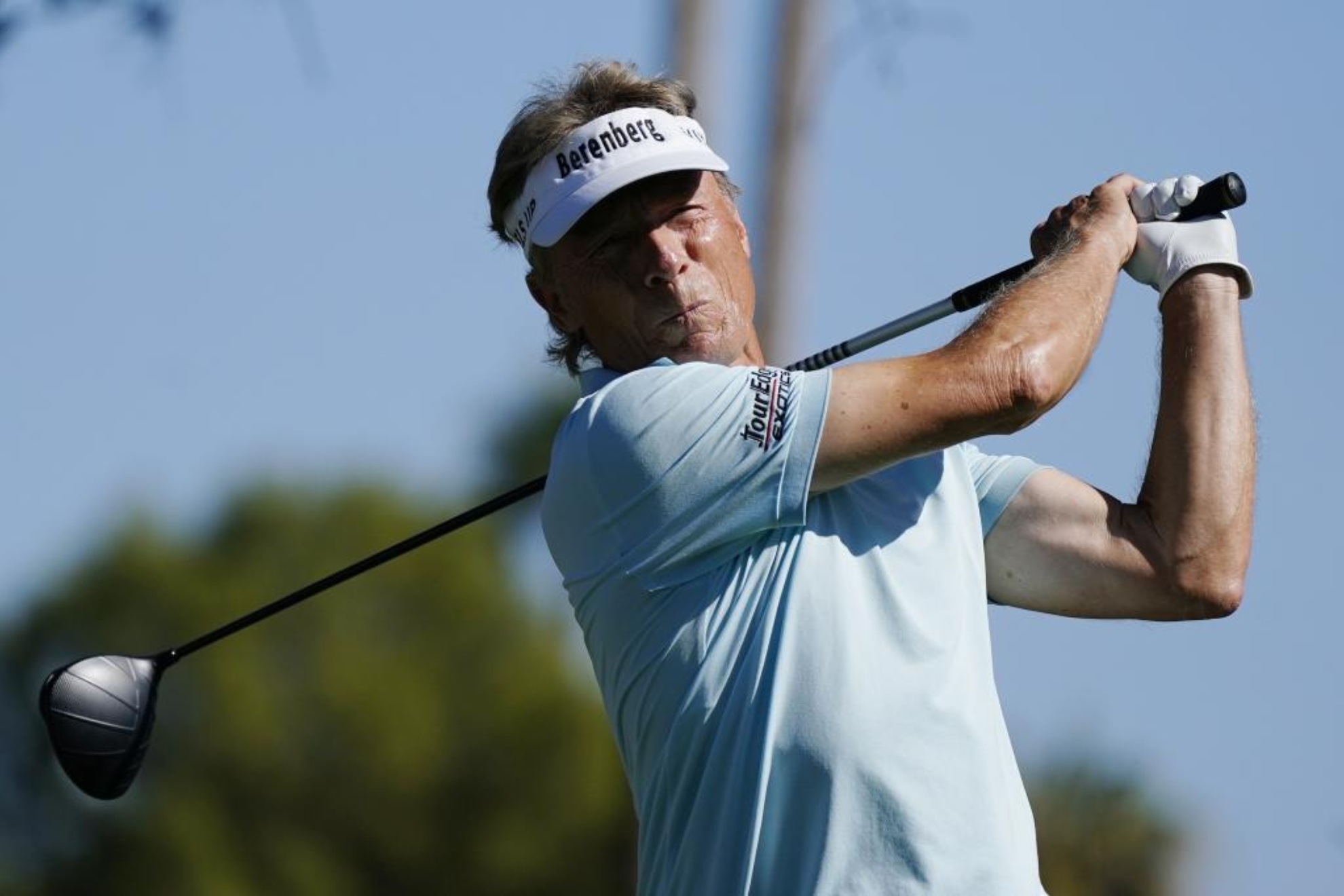 Bernhard Langer (68) juega un golpe en un torneo