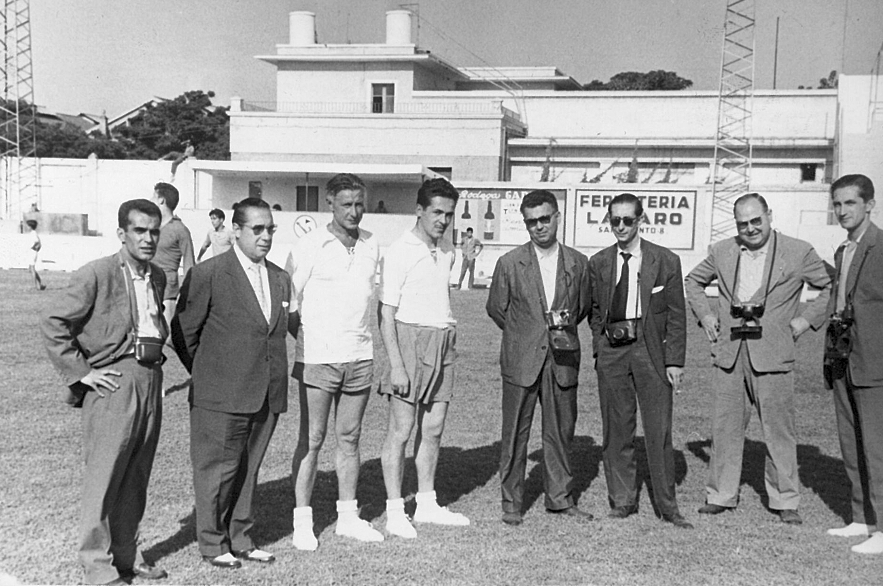 Junto a los reporteros gráficos que cubrían los entrenamientos del Sevilla.