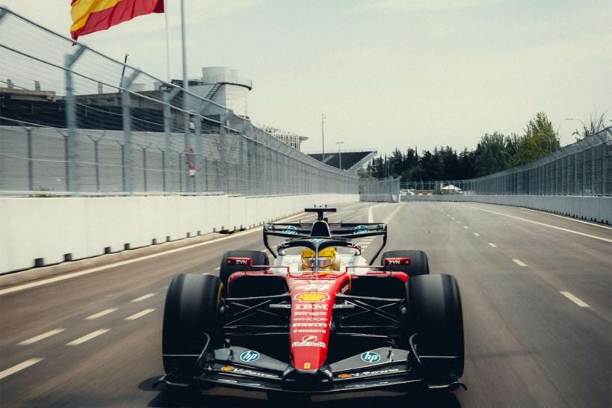 Hamilton, rodando con el Ferrari SF-26 en Madring.
