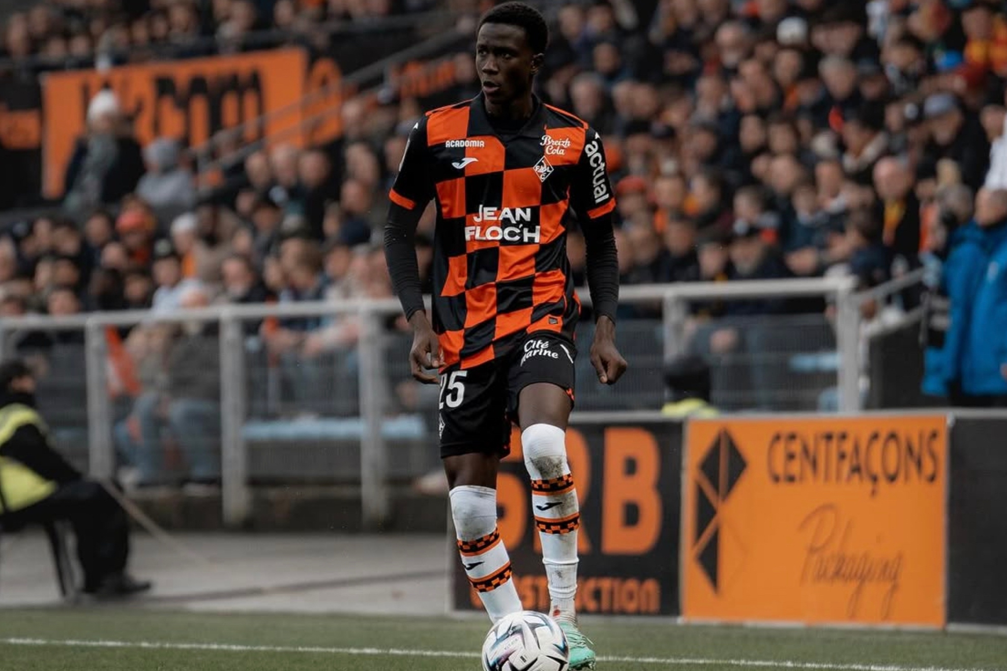 Abdoulaye Faye en un encuentro con el Lorient