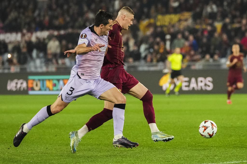 Dovbyk peleando un balón con Vivian en un Roma-Athletic Club