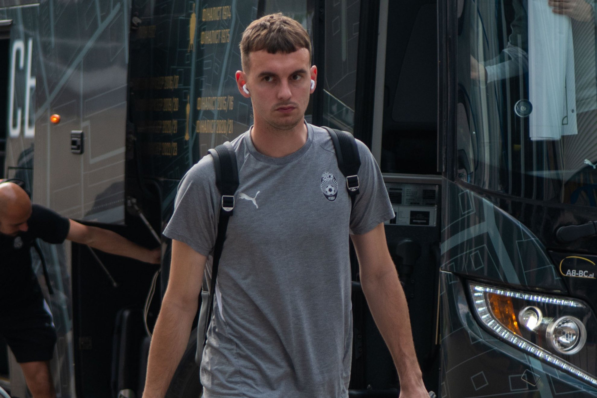 Oleksander Saputin llega a la concentración de un partido con su equipo. FCZORYA