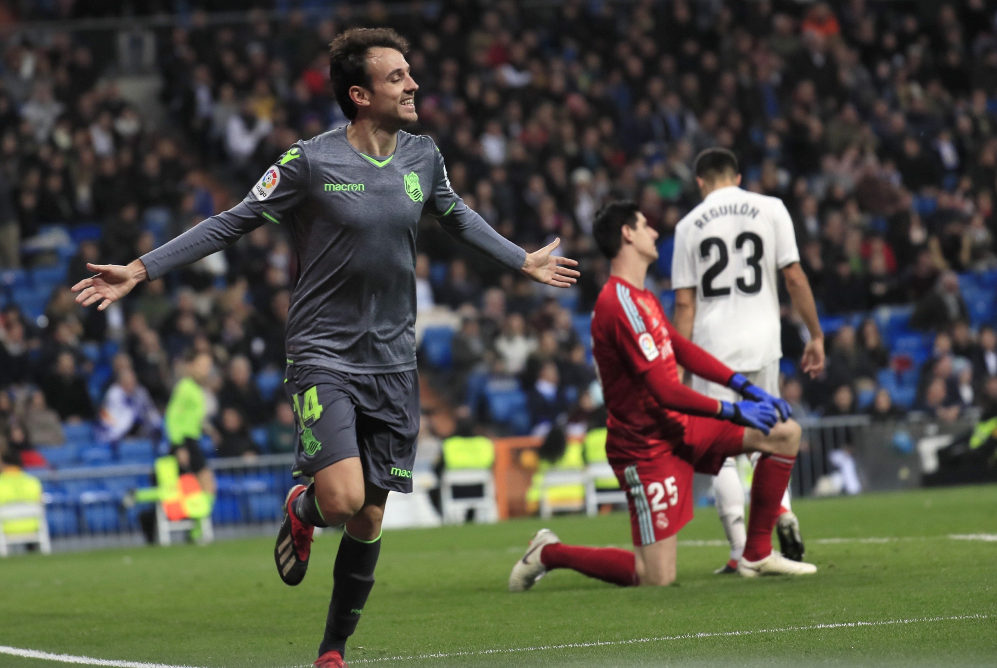 Rubén Pardo celebrando un gol con la Real Sociedad.