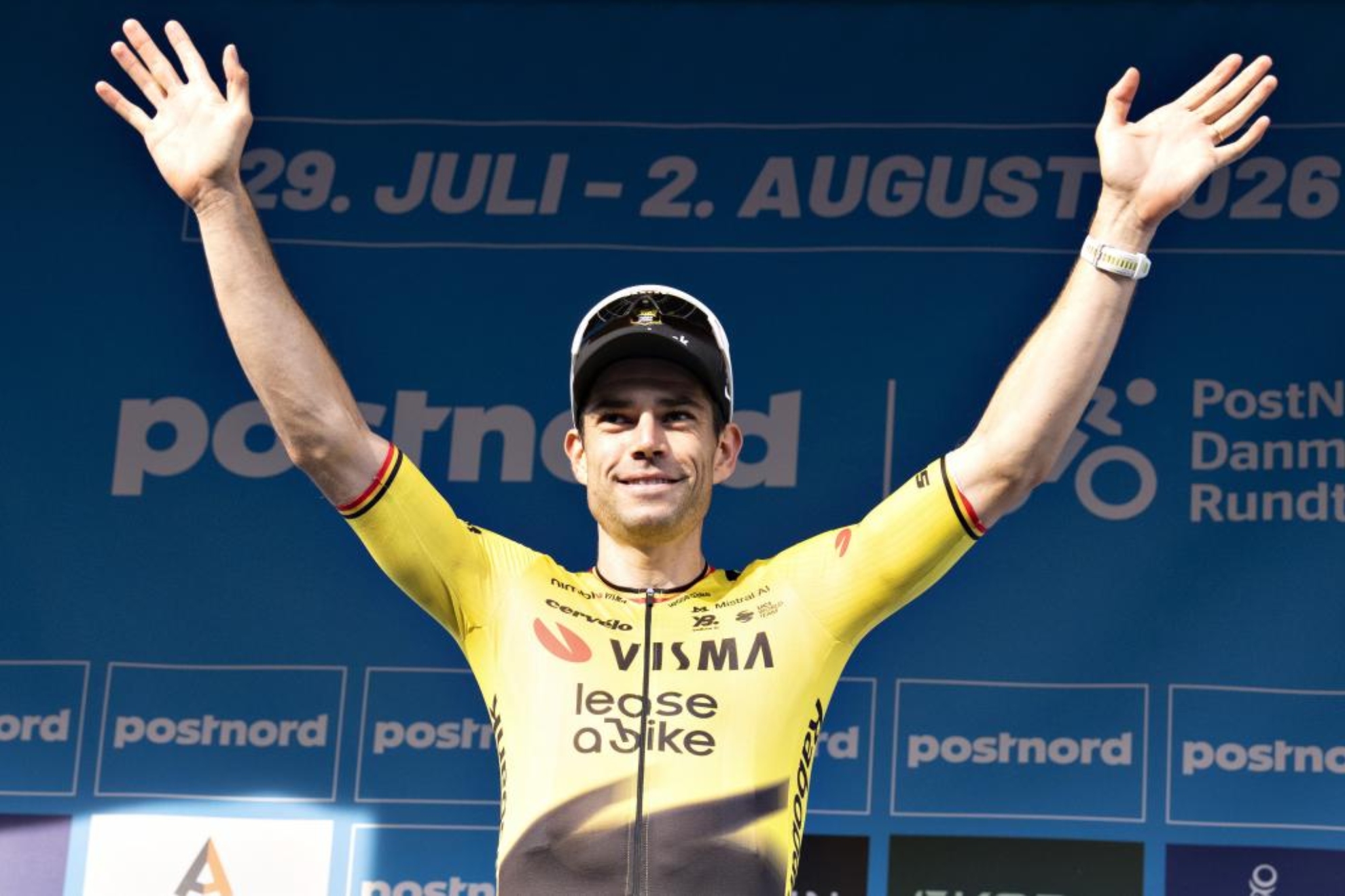 Van Aert alzando los brazos. EFE