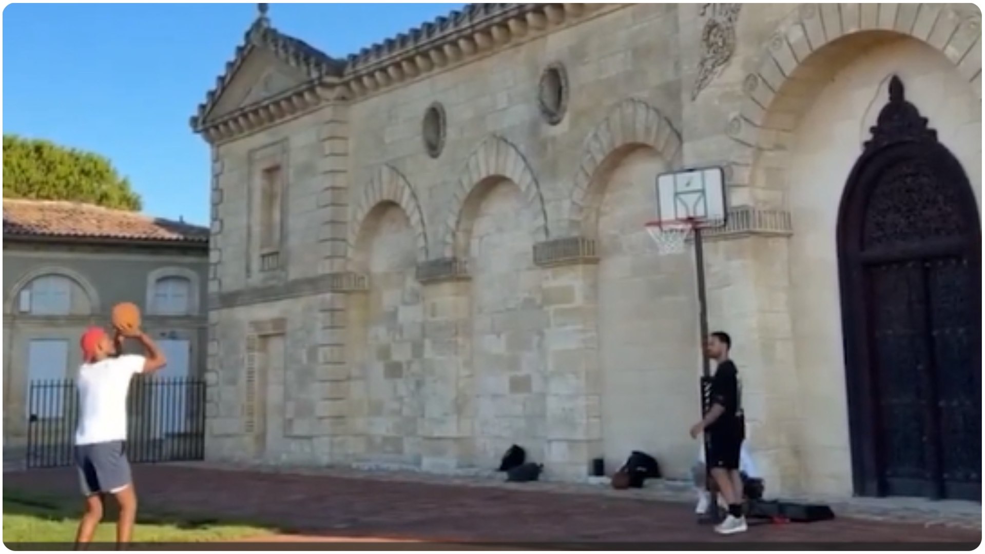 El jugador de baloncesto de los Golden State Warriors, subió en su Instagram que se encontraba entrenando tiros de tres. Lo sorprendente fue que lo hacía en el patio de un castillo en Francia.