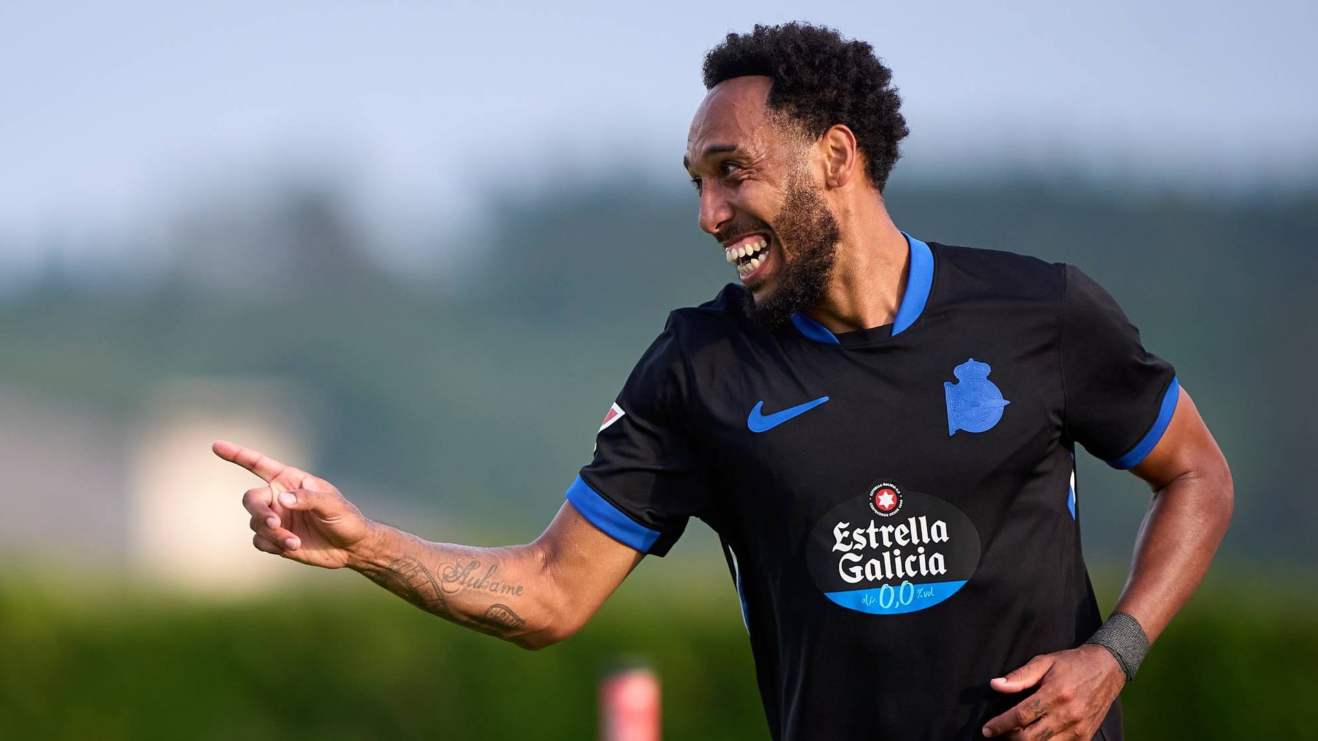 Al espacio y definiendo a la perfección con una picadita, así se estrena el gabonés con su nuevo club, un histórico recién ascendido.
