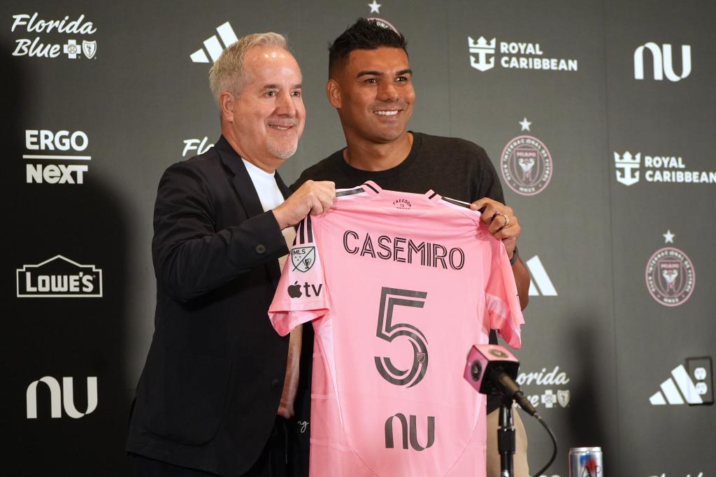 Jorge Mas, junto a Casemiro en la presentación. LAPRESSE