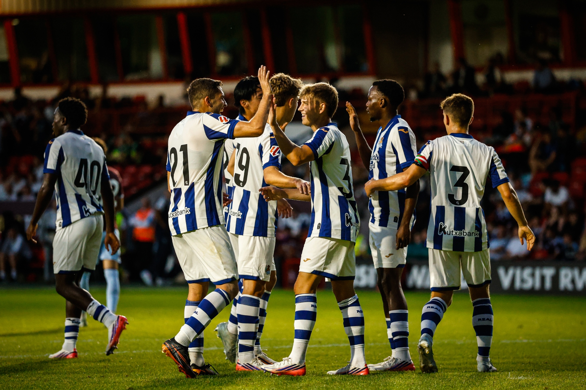 Iñaki Rupérez recibe las felicitaciones de sus compañeros tras marcar al Aston Villa. REAL SOCIEDAD