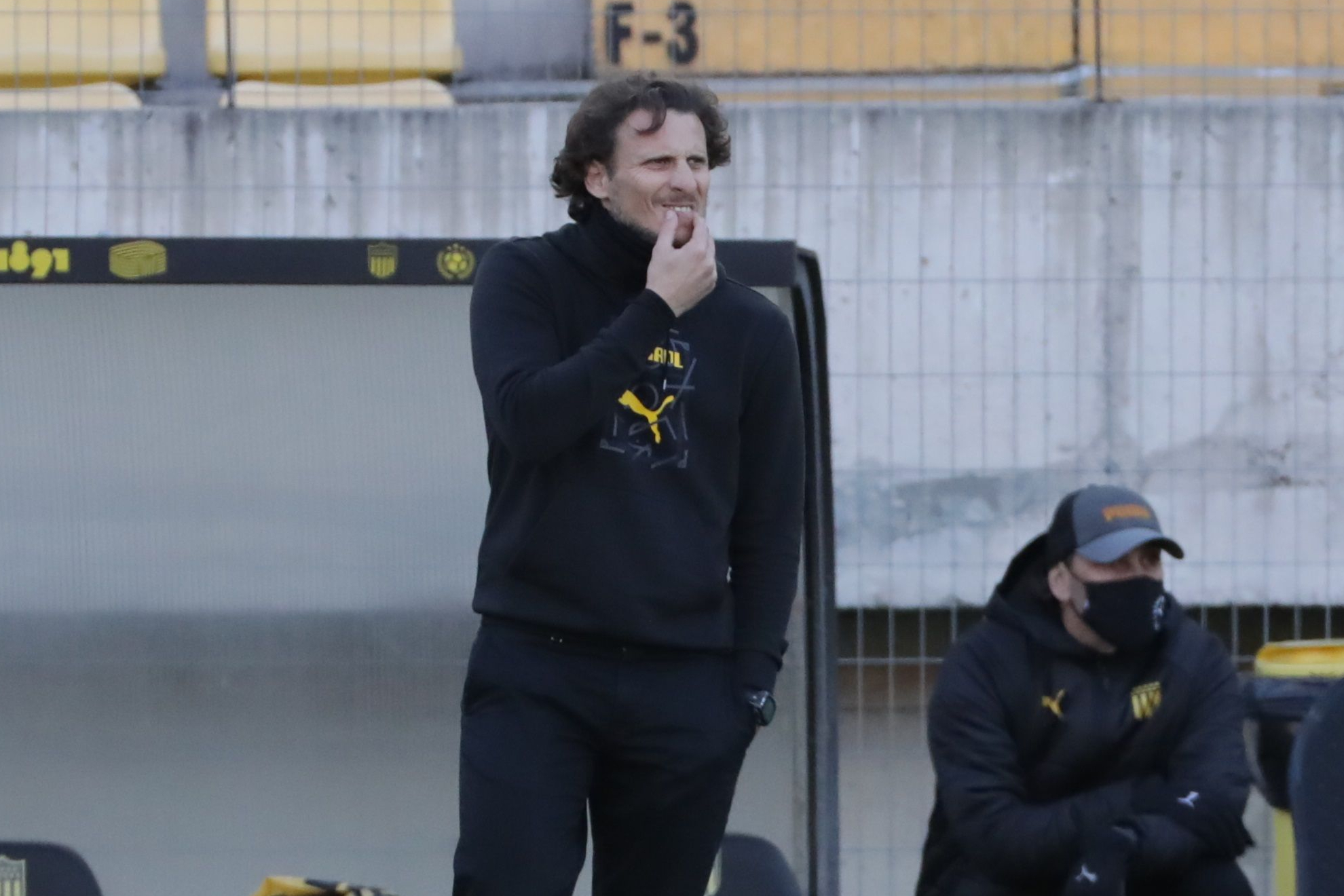 Diego Forlán dirigiendo a Peñarol