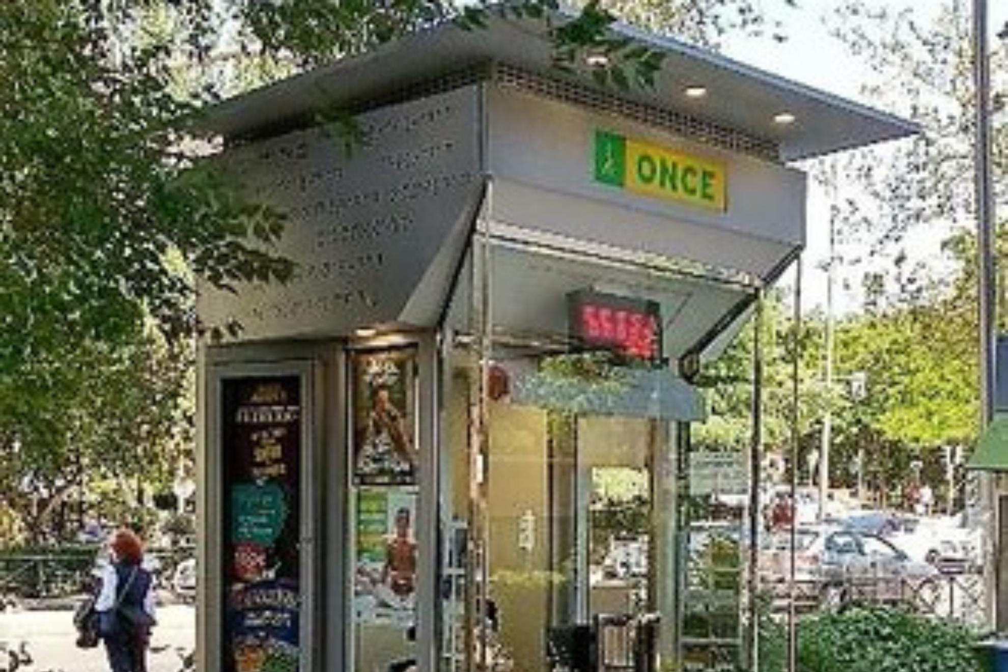 En la imagen, un quiosco de la ONCE.